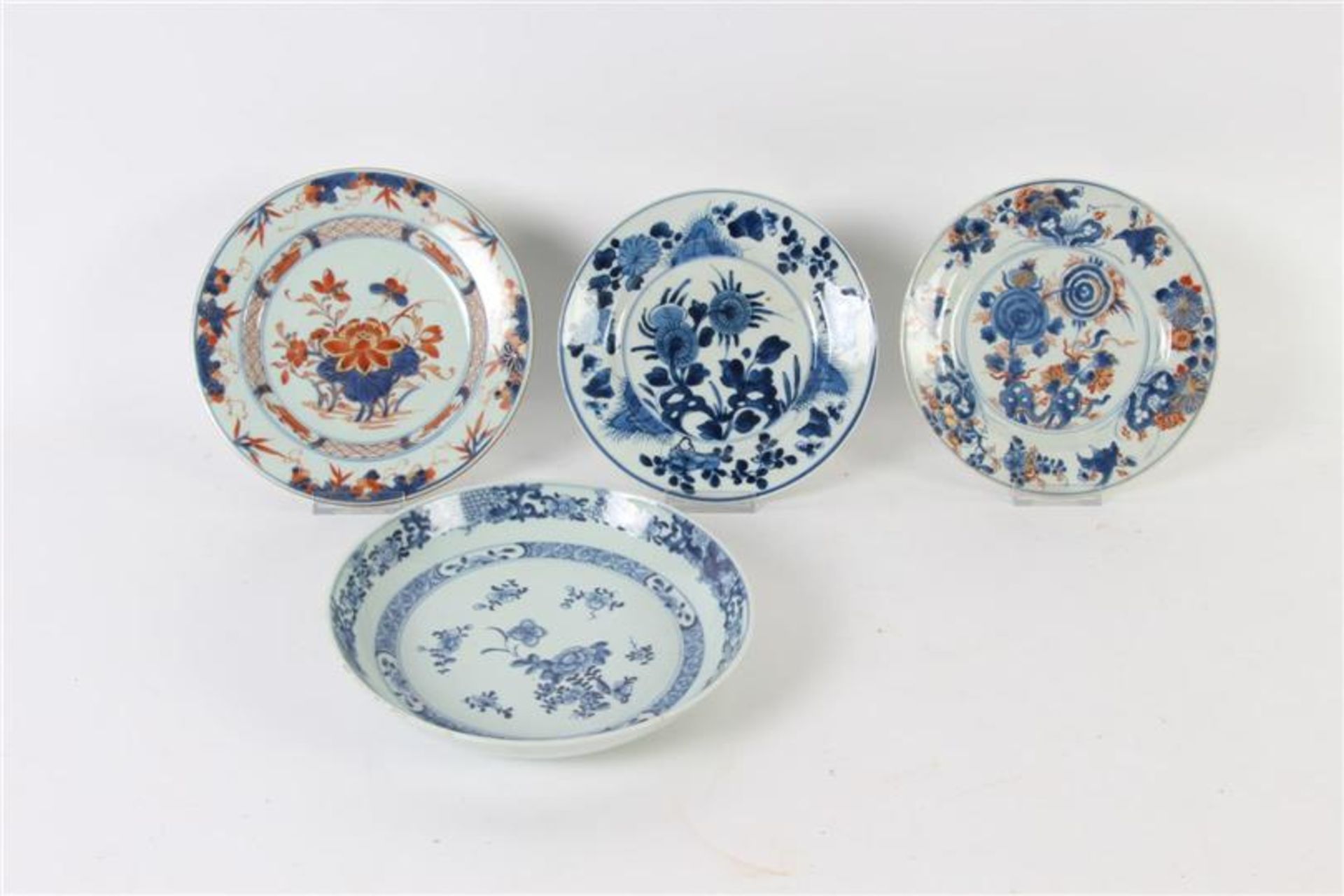 Vier diverse porseleinen borden, waaronder Chinees Imari met defecten.