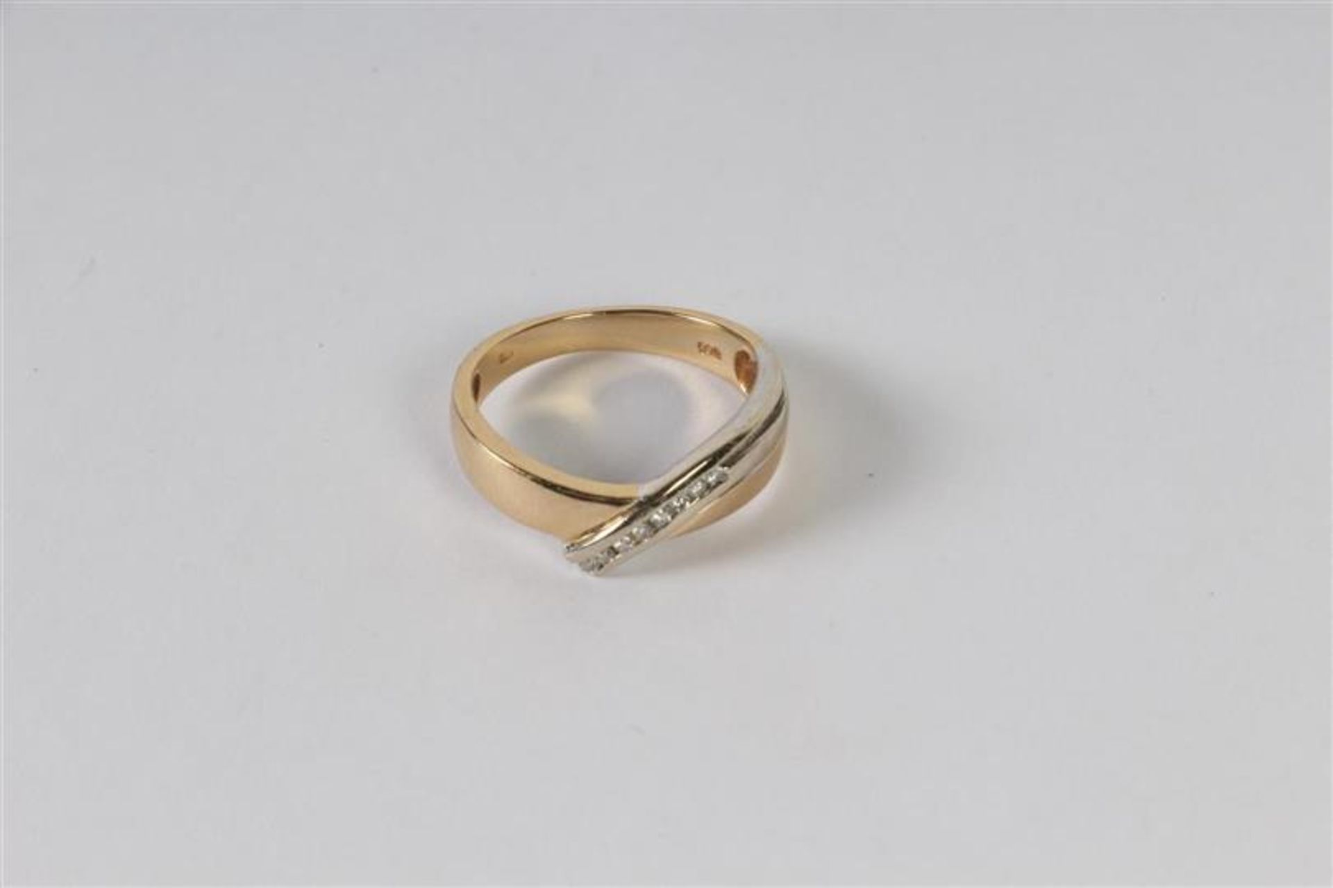 Gouden ring met diamantjes. Ringmaat: 17.25, Gewicht: 3.1 g.