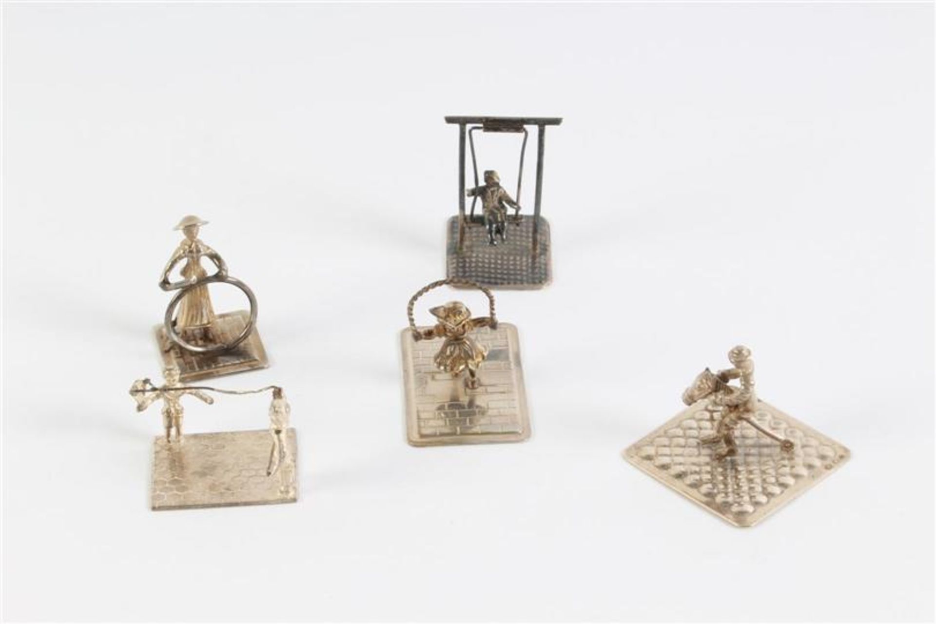 Vijf zilveren miniaturen, 'Spelend kind'. Gewicht: 50 g.
