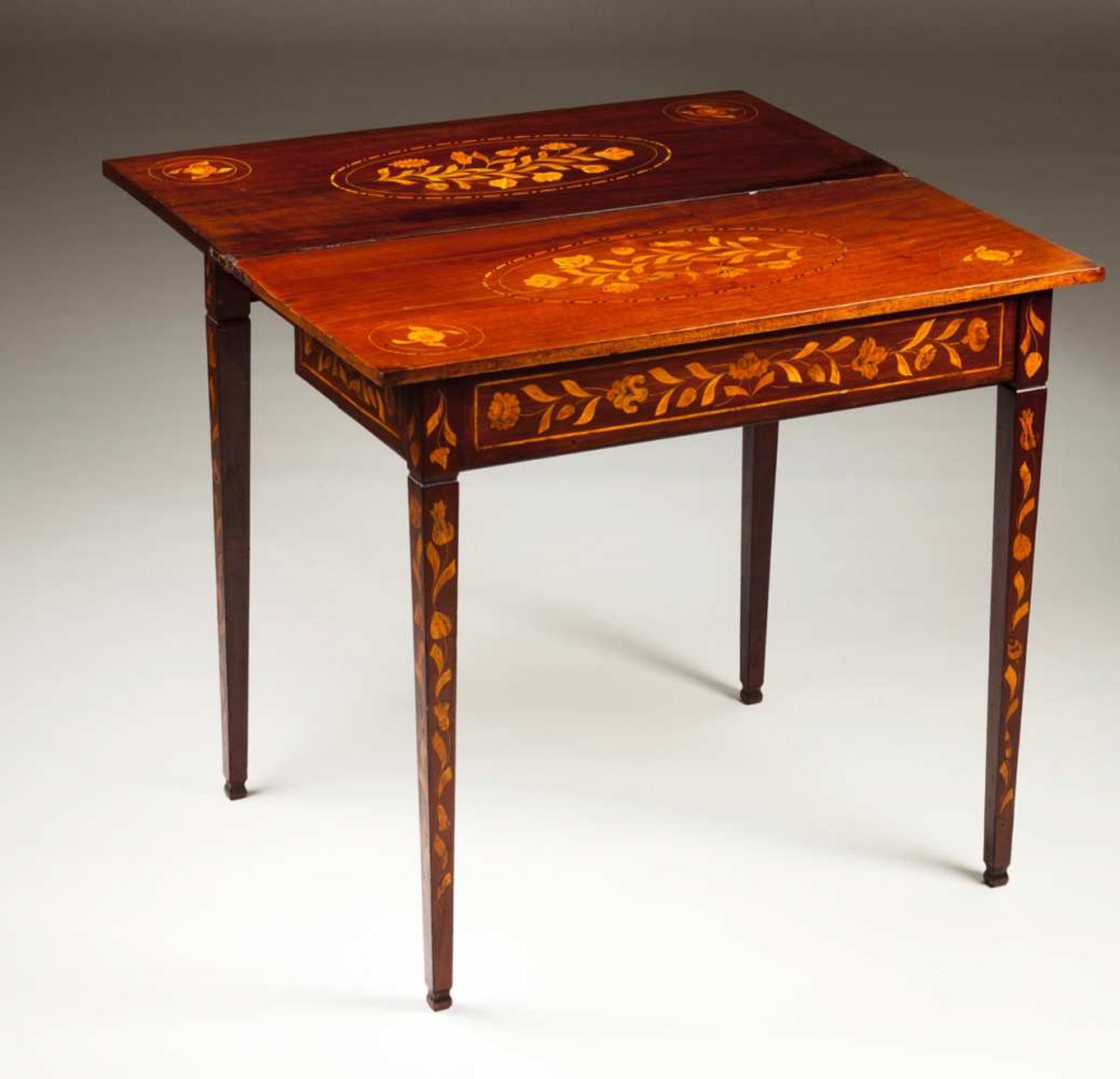 A Dutch tea table Rosewood with rich rosewood, satinwood and other woods marquetry decoration - Bild 2 aus 2