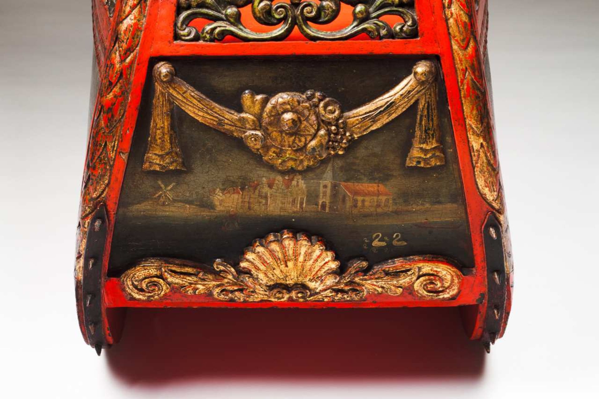 A children sled Painted and gilt wood Turned handle, carved back with figure at the centre and - Bild 4 aus 10