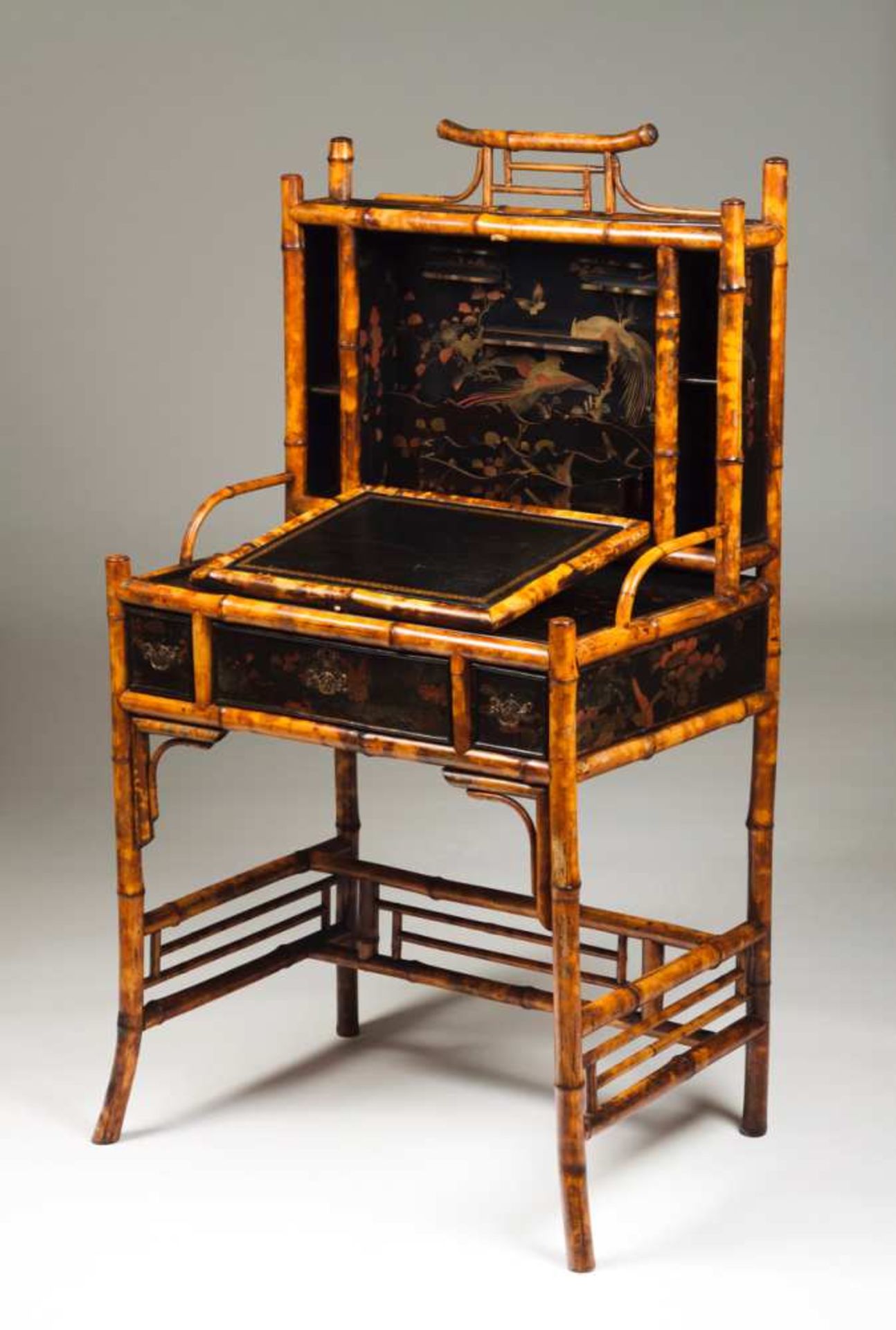 A bureau Bamboo and lacquered wood with polychrome decoration depicting flowers and bird Three - Bild 2 aus 2