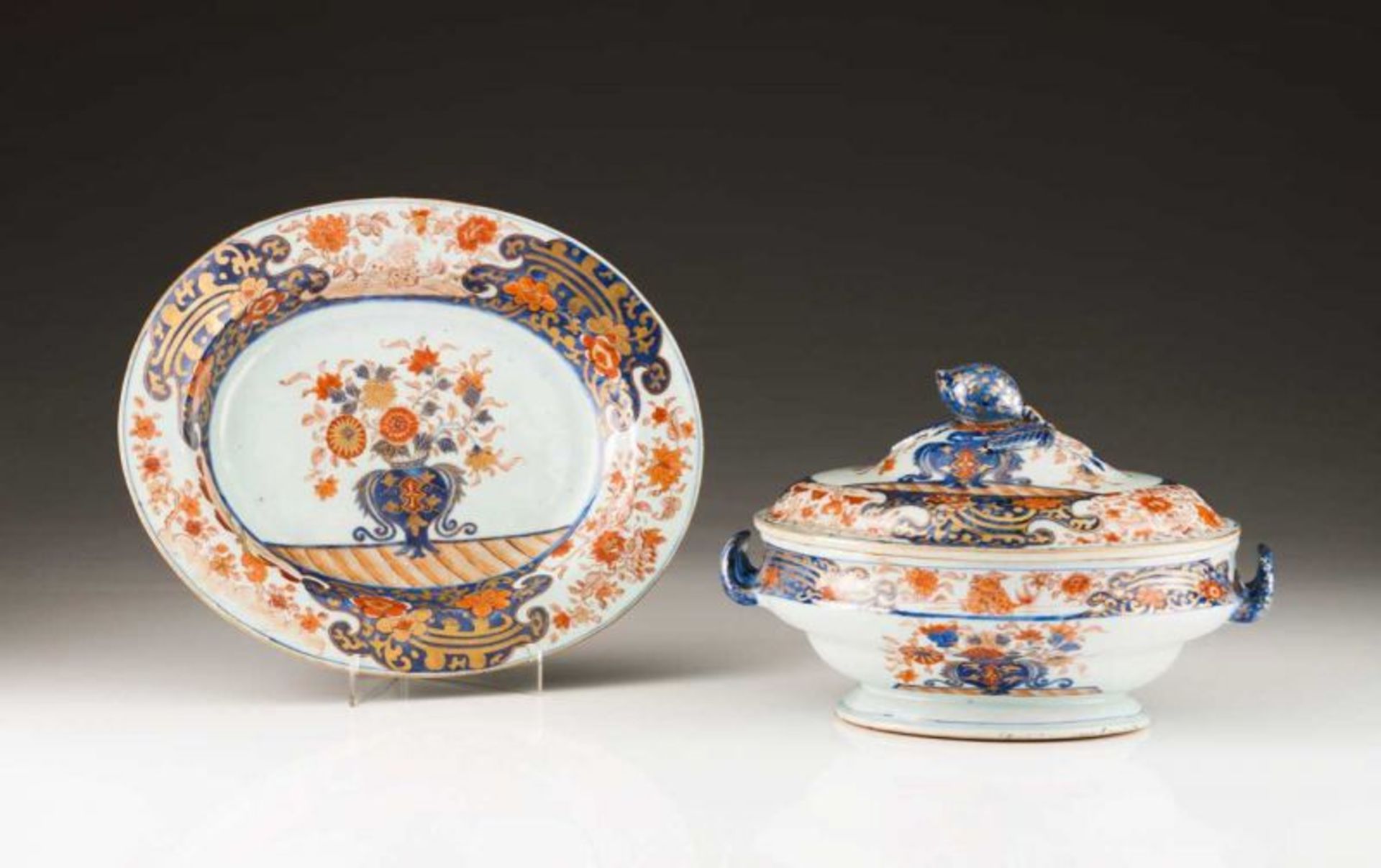 Part of a table service Chinese export porcelain Imari decoration in blue, rouge-de-fer and gilt - Bild 4 aus 6
