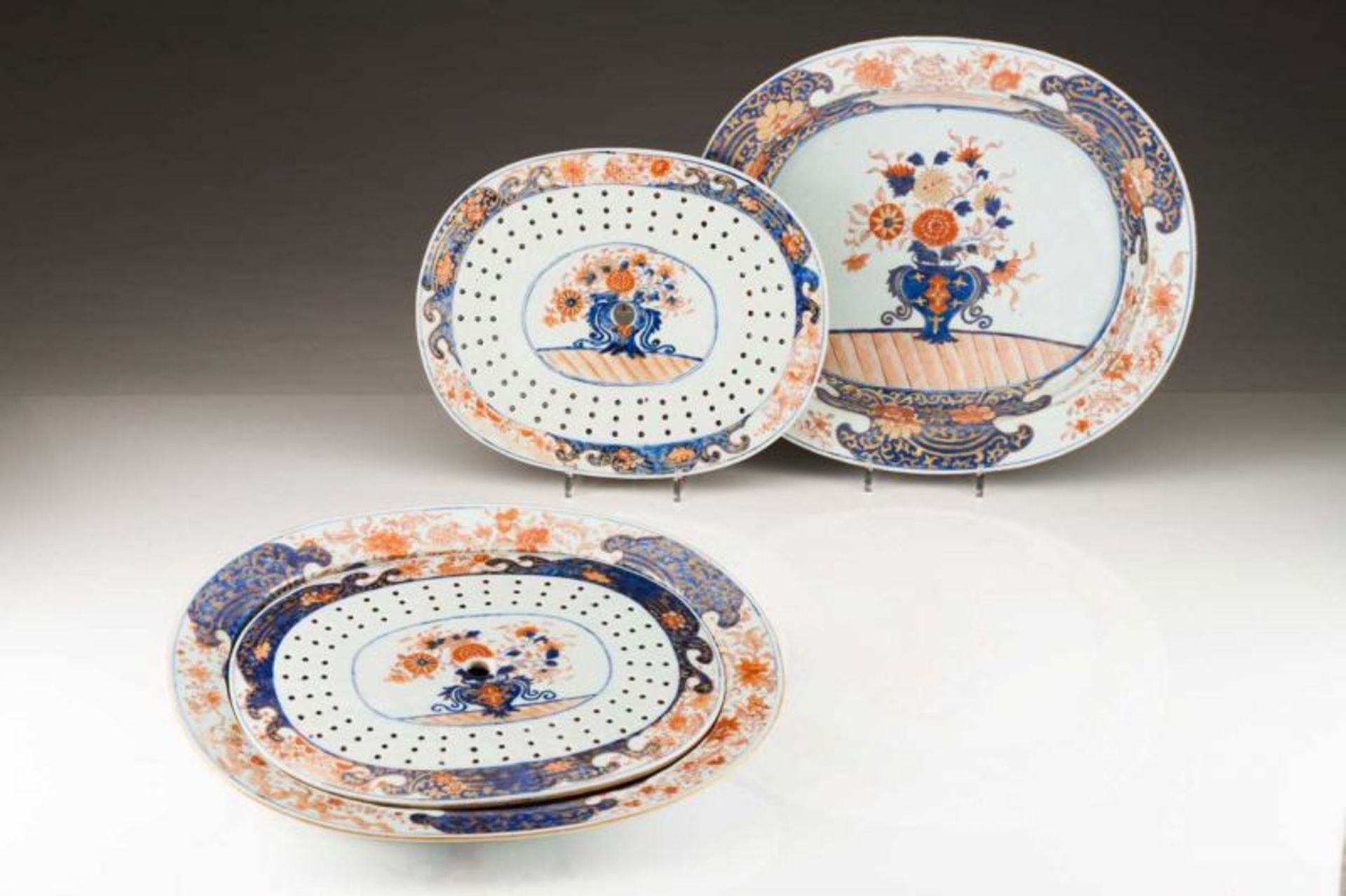 Part of a table service Chinese export porcelain Imari decoration in blue, rouge-de-fer and gilt - Bild 6 aus 6