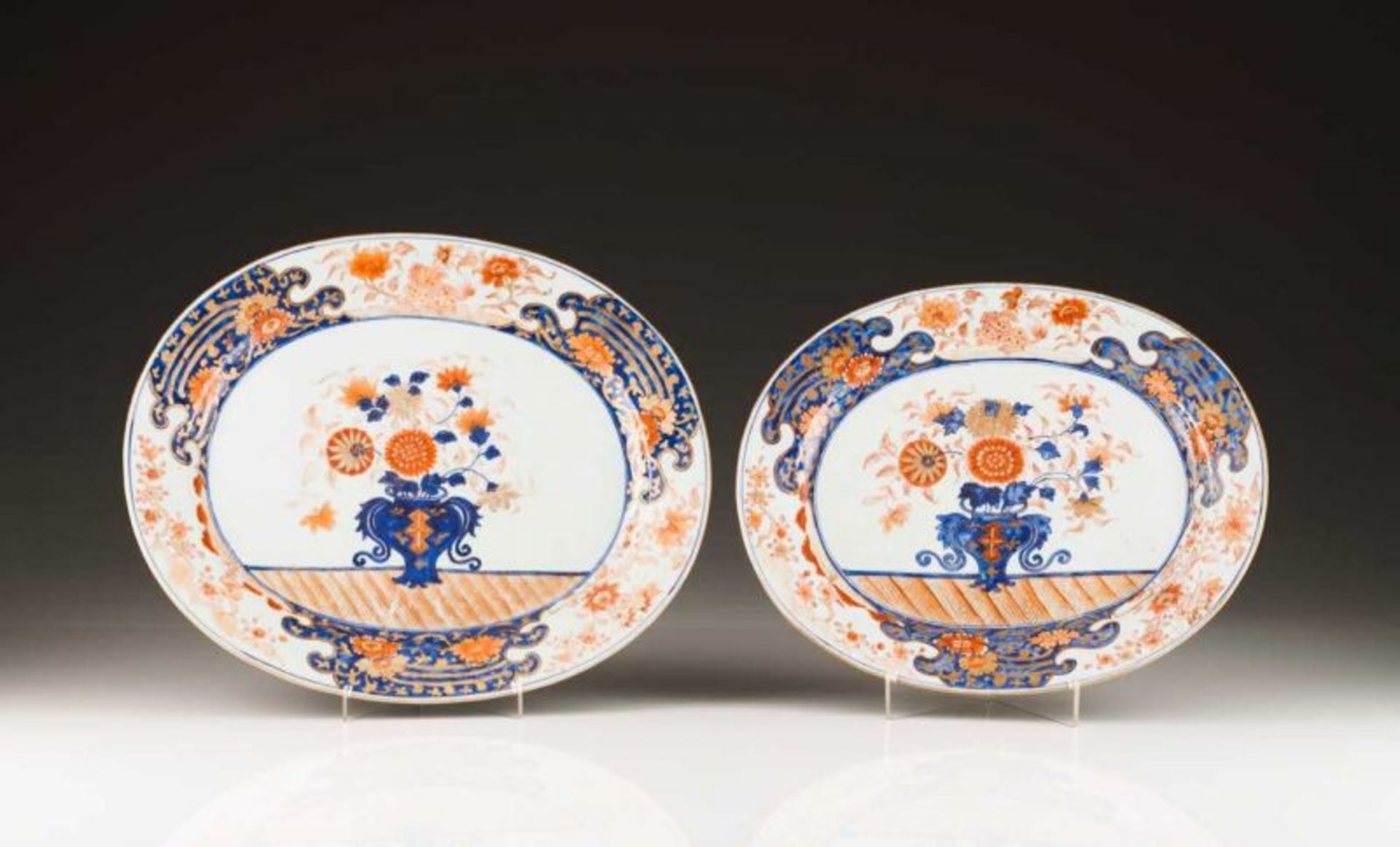 Part of a table service Chinese export porcelain Imari decoration in blue, rouge-de-fer and gilt - Bild 5 aus 6