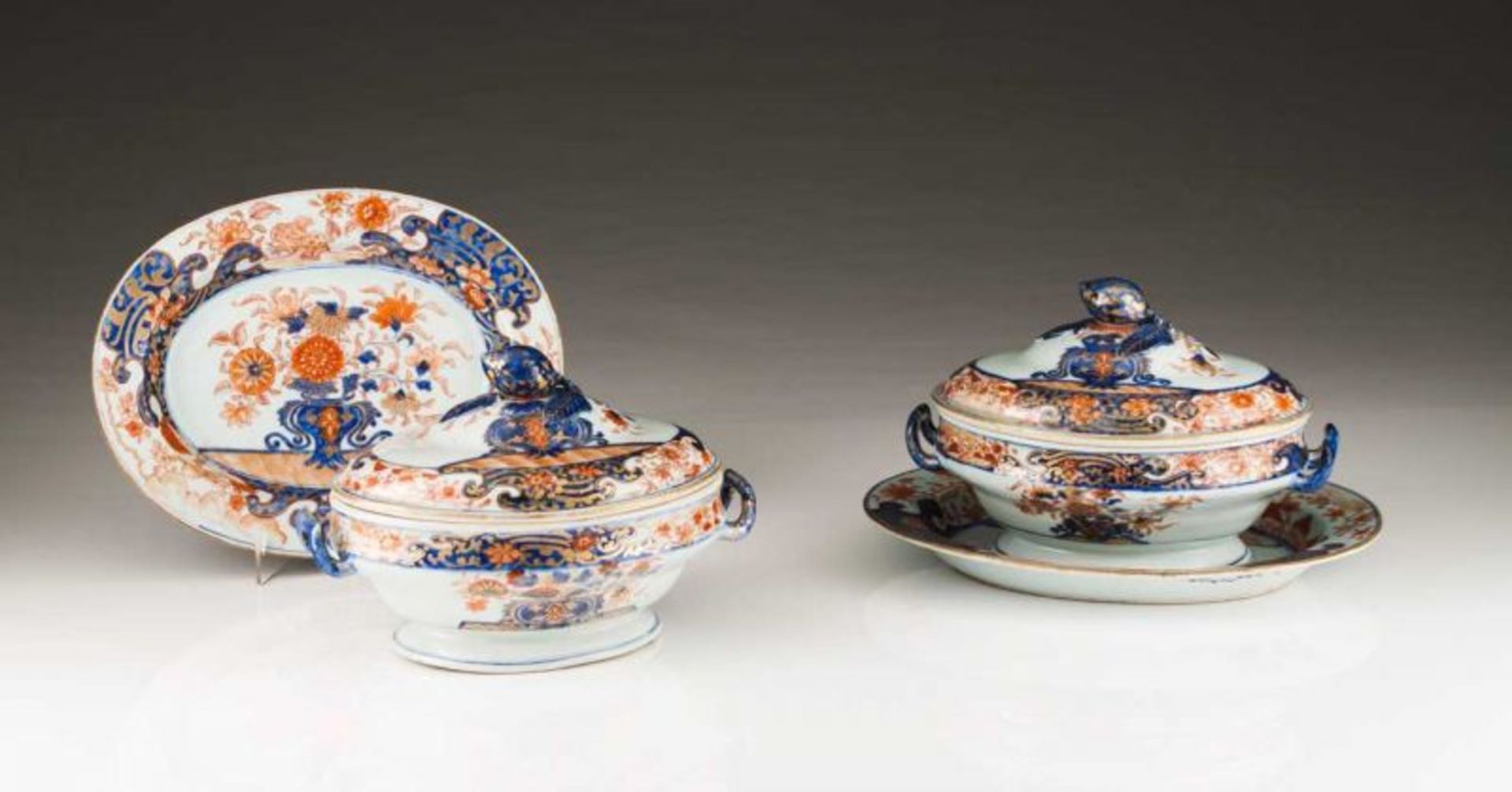 Part of a table service Chinese export porcelain Imari decoration in blue, rouge-de-fer and gilt - Bild 3 aus 6