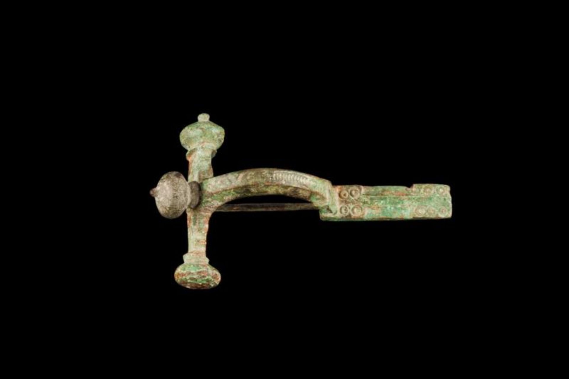 Two crossbow Two bronze fibulae Engraved decoration Roman period Lenght: 7,5 cm Lenght: 7 cm - Bild 2 aus 2