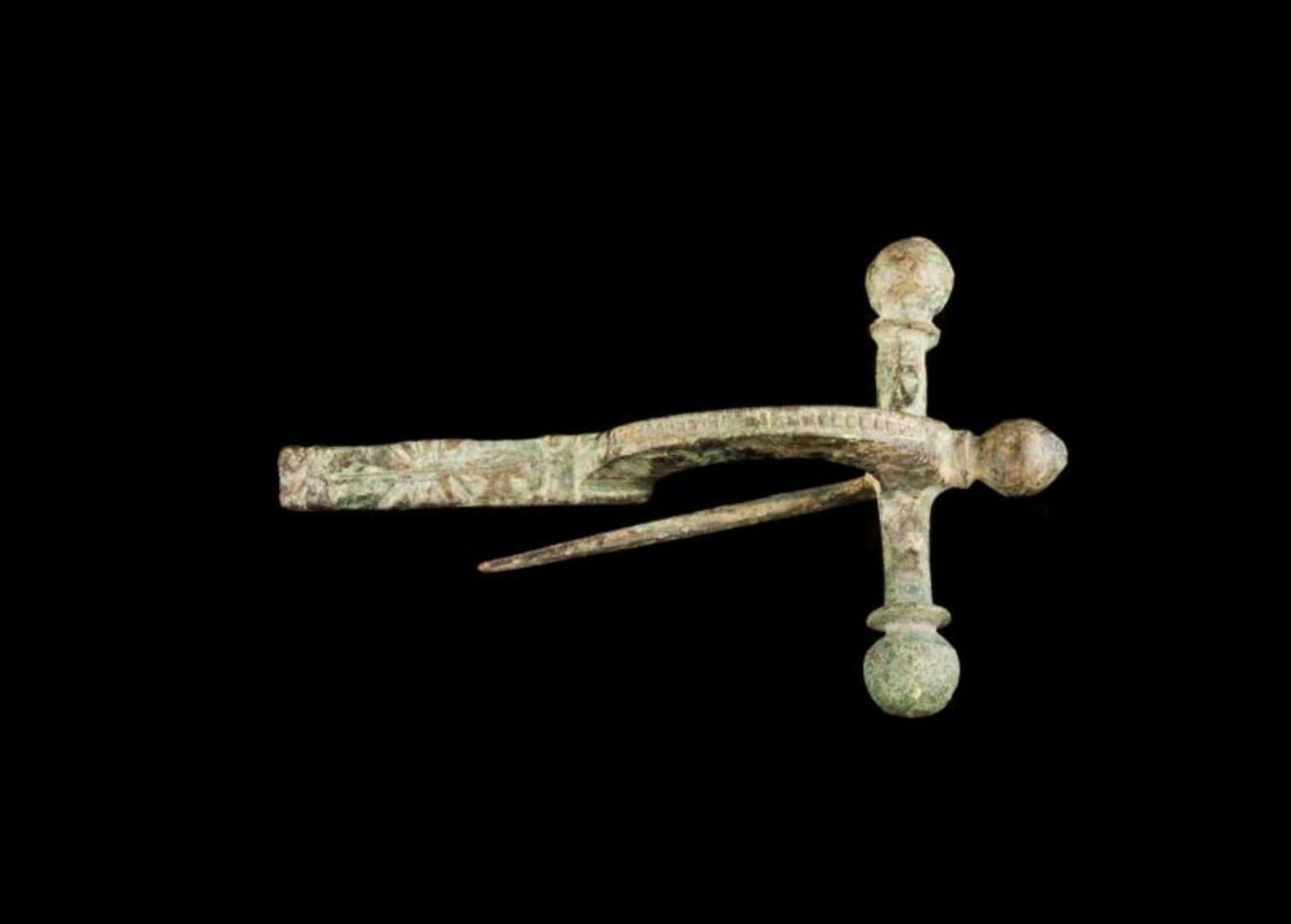 Two crossbow Two bronze fibulae Engraved decoration Roman period Lenght: 7,5 cm Lenght: 7 cm