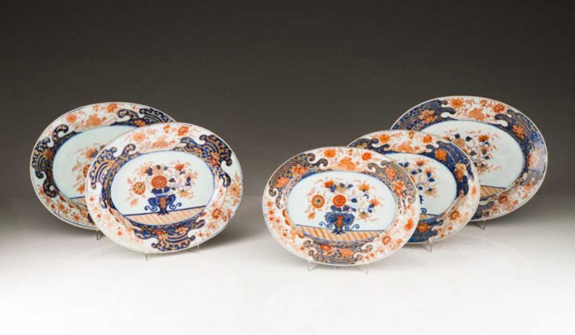 Part of a table service Chinese export porcelain Imari decoration in blue, rouge-de-fer and gilt - Bild 2 aus 6