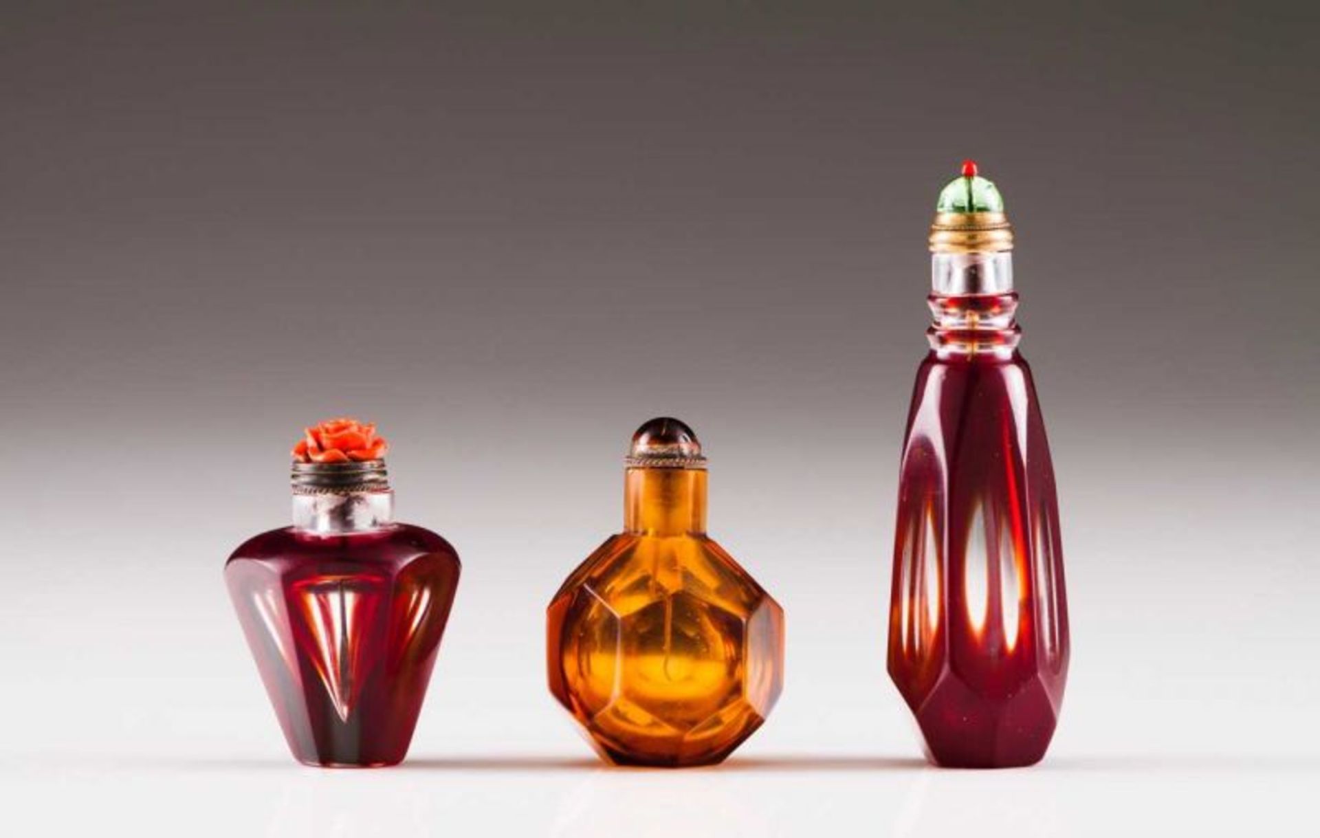 Snuff-bottle Glass Faceted decoration Height: 10,5 cm