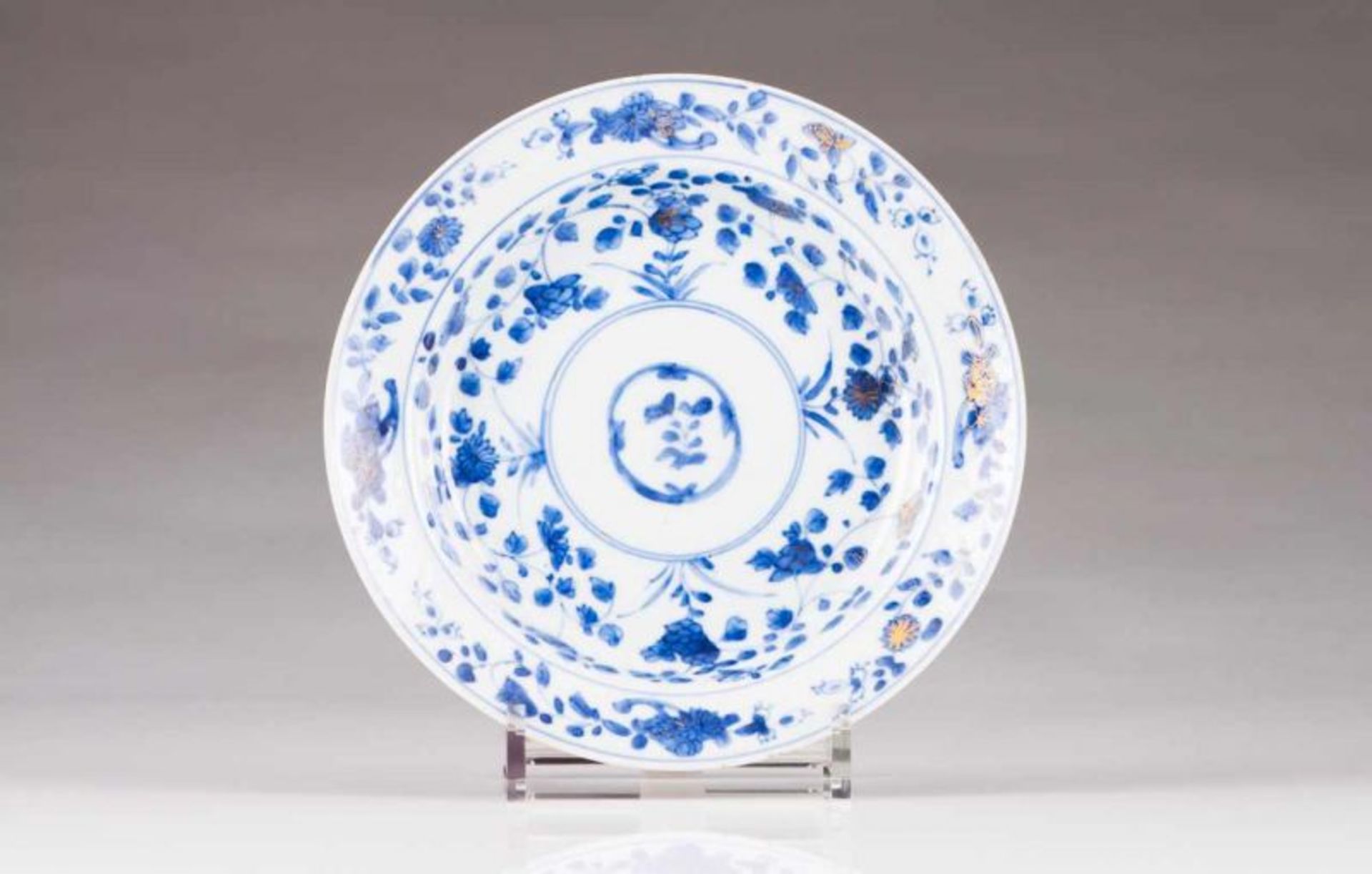 A soup plate Chinese export porcelain Blue and gilt decoration with floral motifs Kangxi Period (