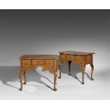 Englisch () Paar kleine Side-Tables – sog. Lowboys oder Dressing Tables. Um 1730/40 Walnuss massiv