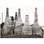 Bernd und Hilla Becher (1931 – 2007 / 1934 – 2015) „Kalköfen in Harlingen, Nordholland“. 1963