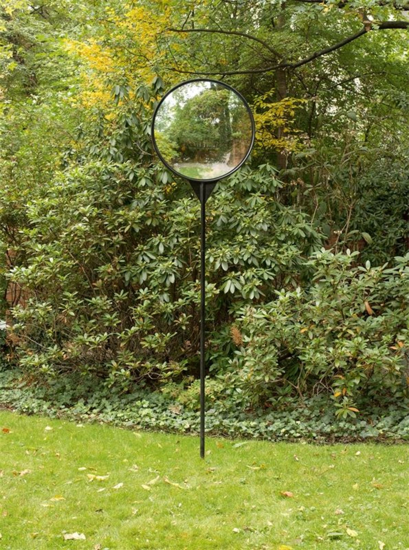 Adolf Luther (Krefeld-Uerdingen 1912 – 1990 Krefeld) Stehlinse (Gartenskulptur). 1983 Glas,