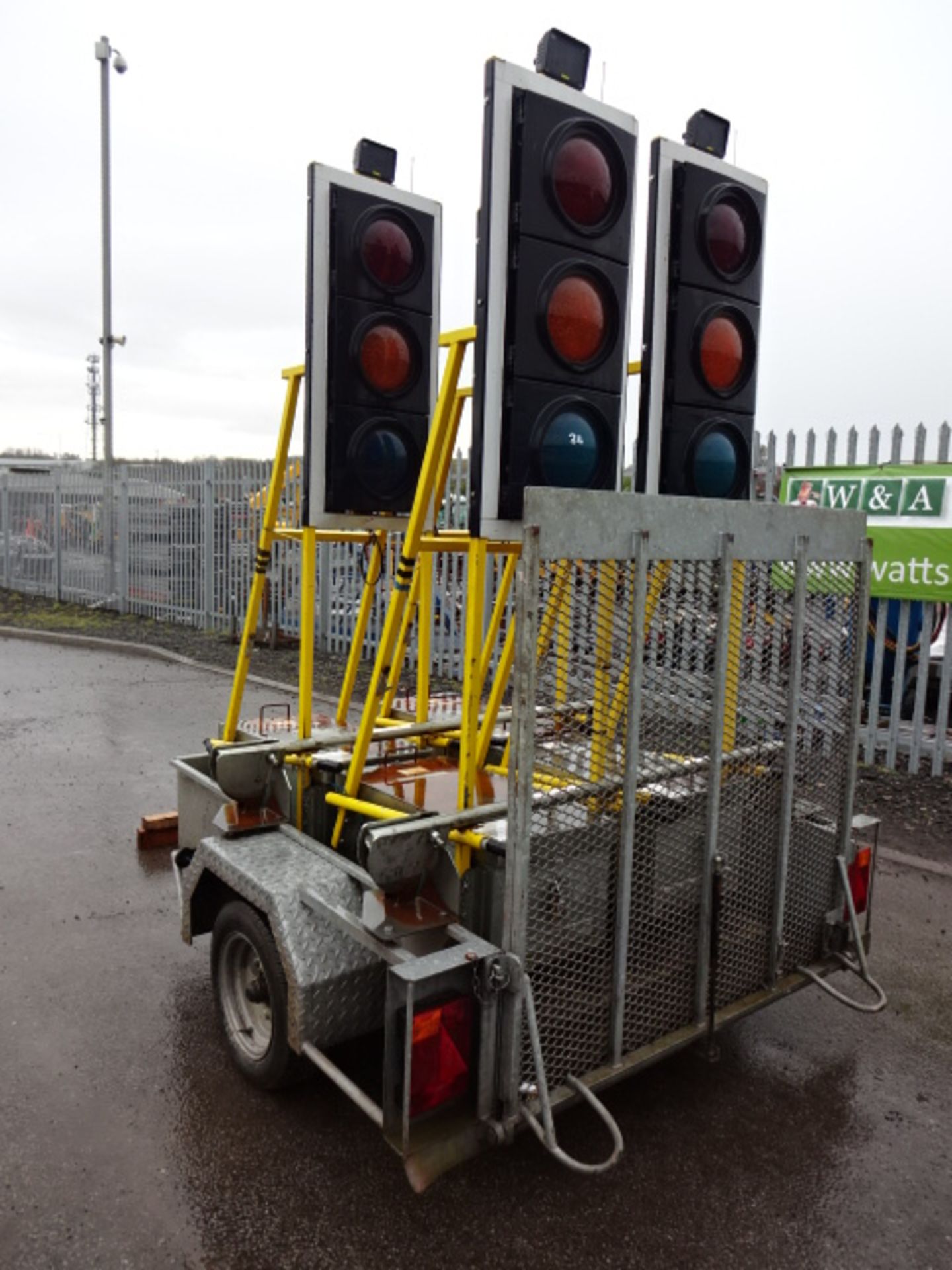 4 x HOLLCO radio LED traffic lights c/w batteries & HAZELWOOD single axle trailer (ADA3079167) - Image 2 of 12