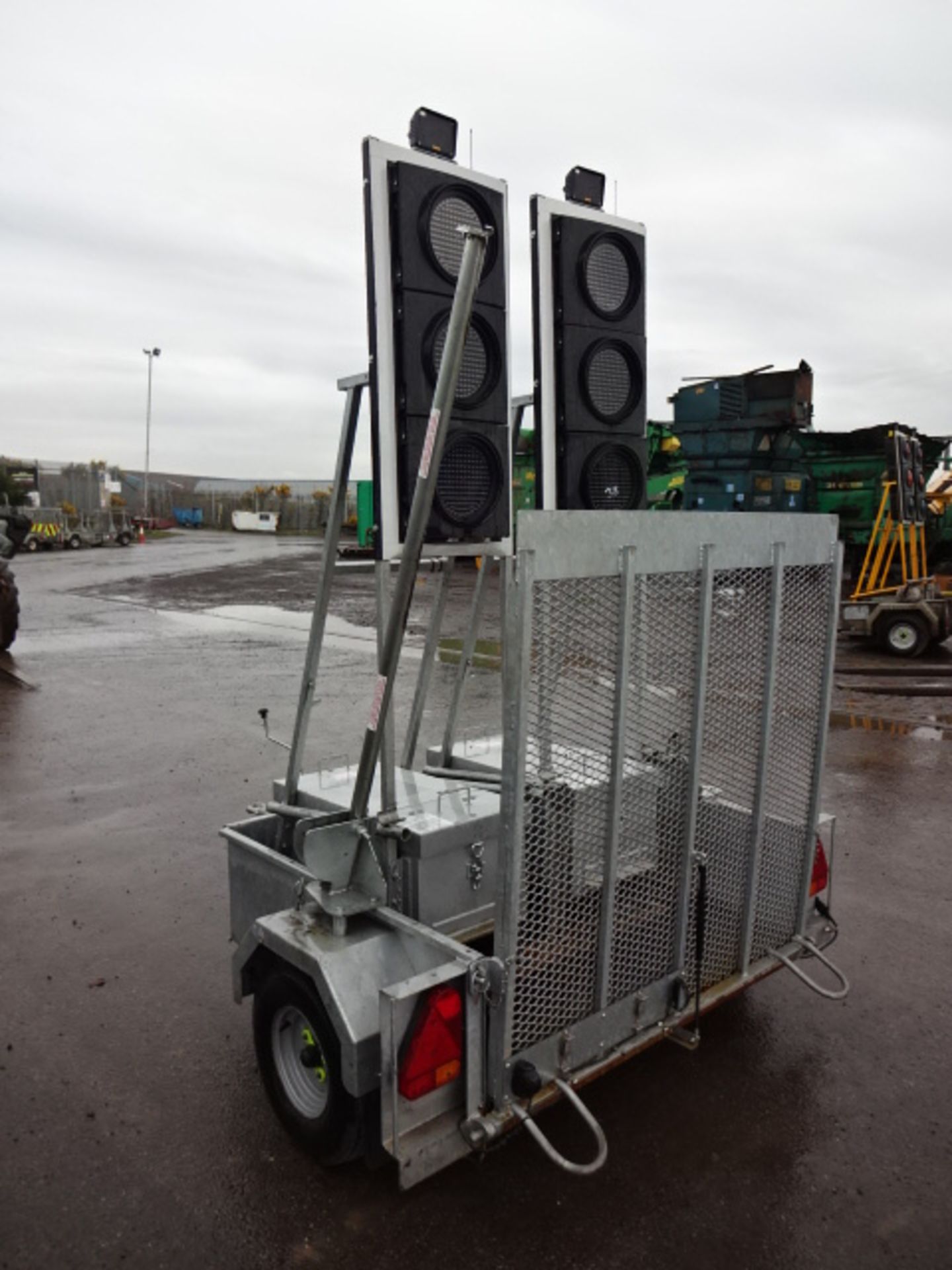 2 x HOLLCO radio LED traffic lights c/w batteries & single axle trailer (AD7544) - Image 4 of 13