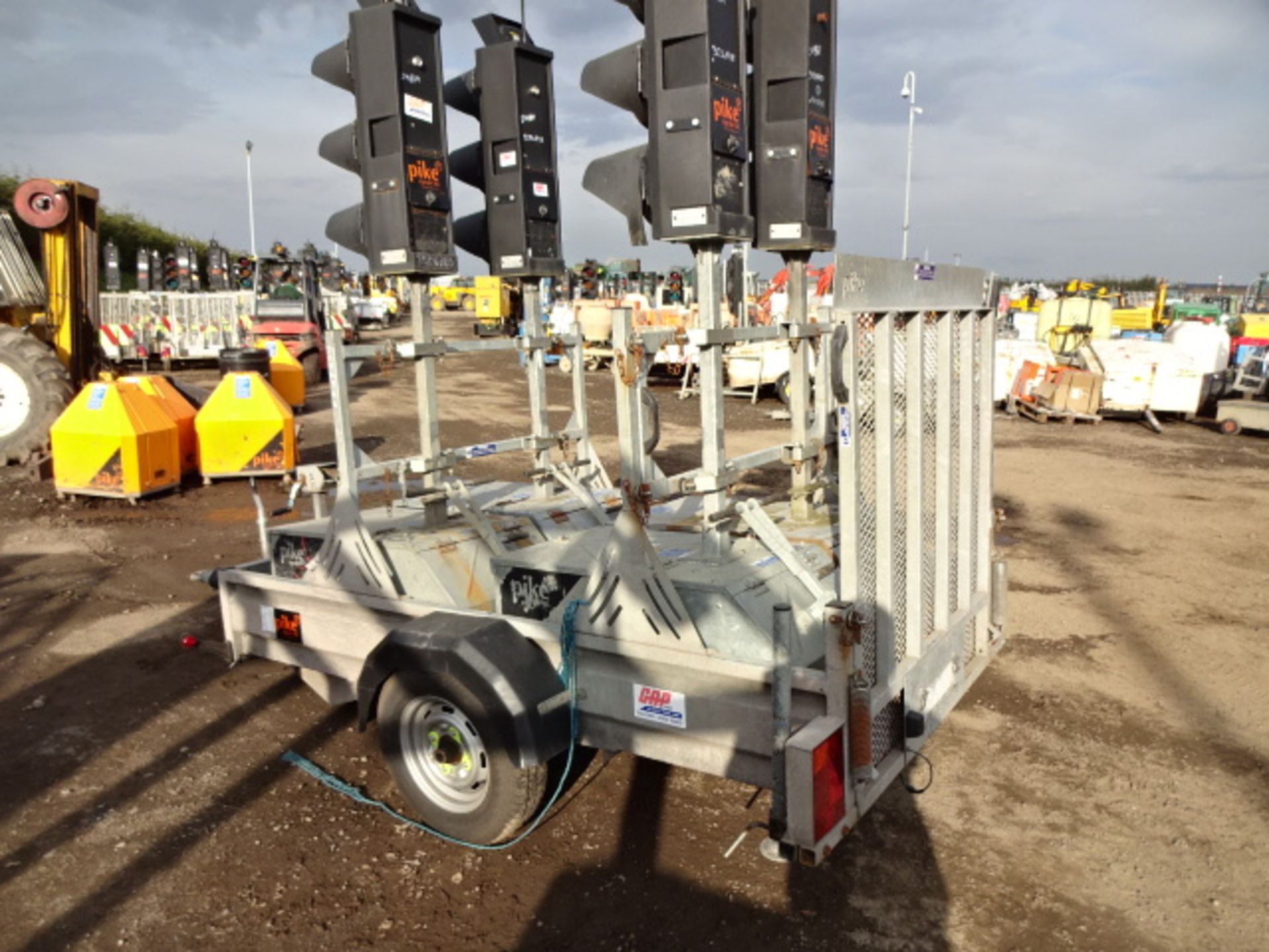 4 x PIKE radio LED traffic lights c/w HERITAGE single axle trailer (BM3048898) - Image 3 of 13