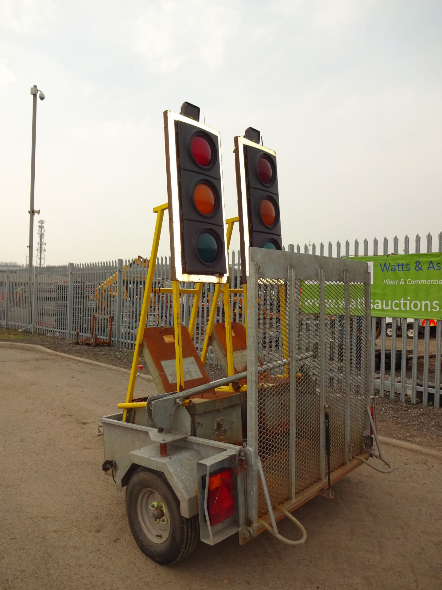 2 x HOLLCO radio LED traffic lights c/w batteries & HAZELWOOD single axle trailer (ADA616176) - Image 2 of 6