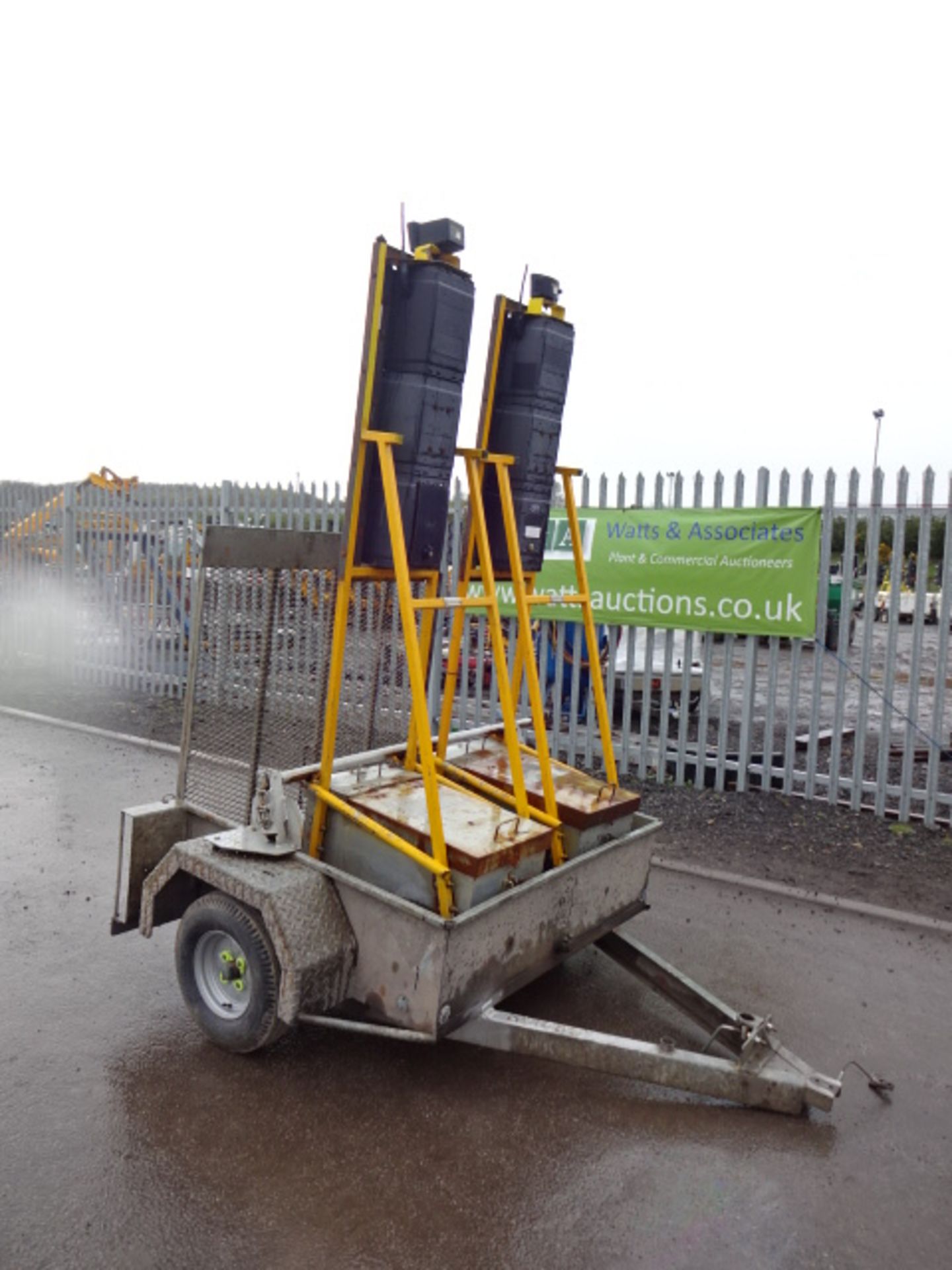 2 x HOLLCO radio LED traffic lights c/w batteries & HAZELWOOD single axle trailer (no hitch)(