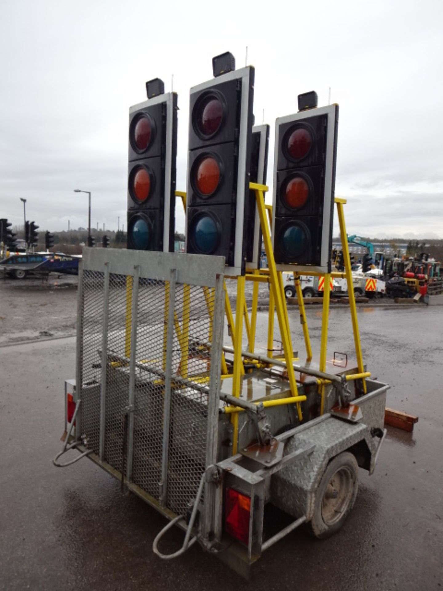 4 x HOLLCO radio LED traffic lights c/w batteries & HAZELWOOD single axle trailer (ADA3079167) - Image 3 of 12