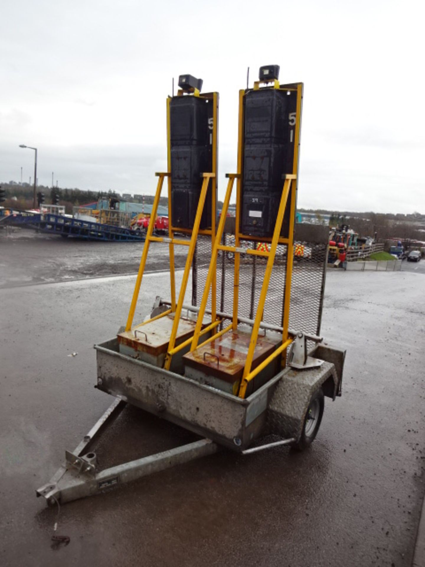 2 x HOLLCO radio LED traffic lights c/w batteries & HAZELWOOD single axle trailer (no hitch)( - Image 5 of 9