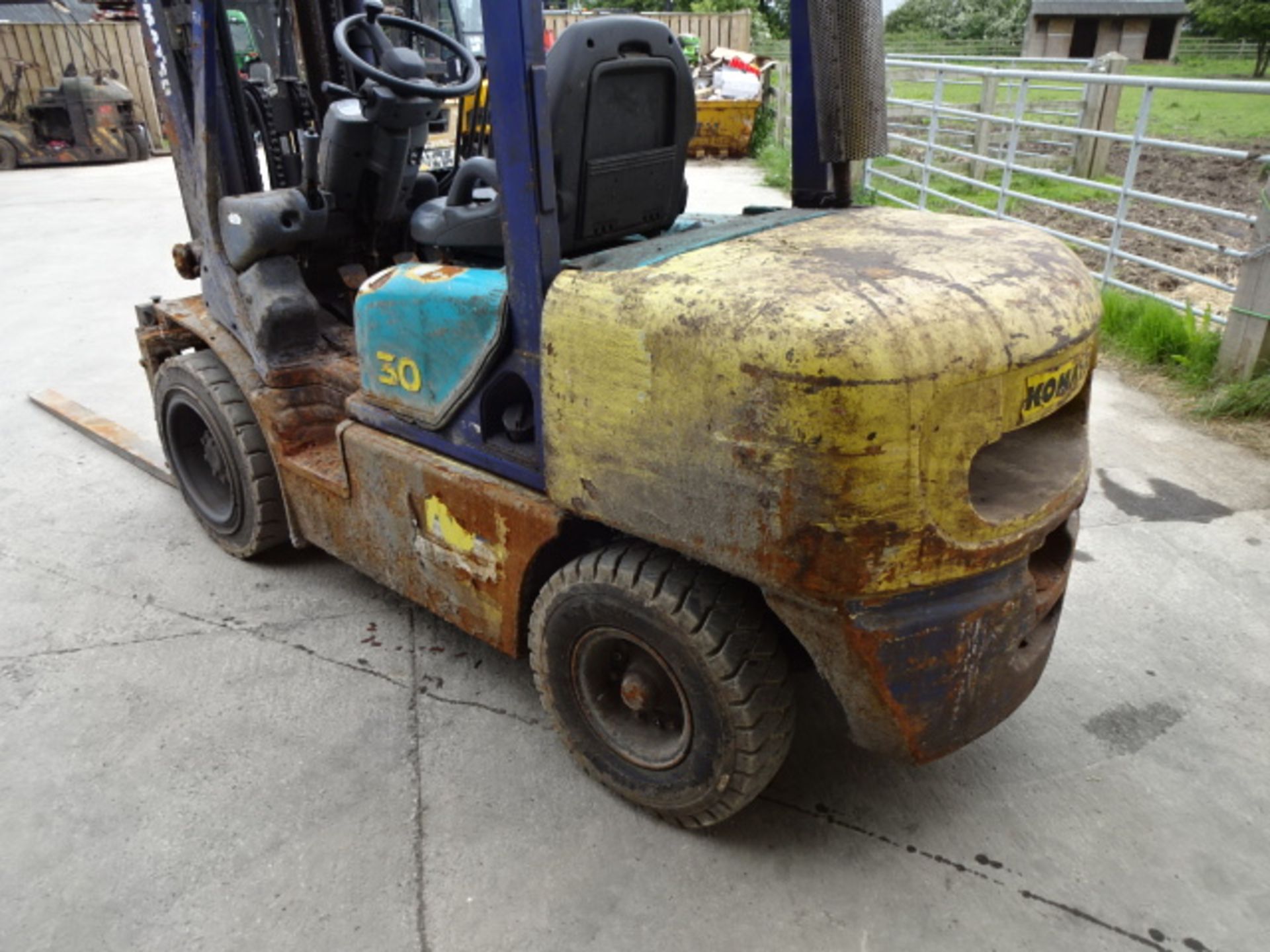 2004 KOMATSU FD30 3t diesel driven forklift truck S/n: 551651R with triplex free-lift mast & side- - Image 5 of 9