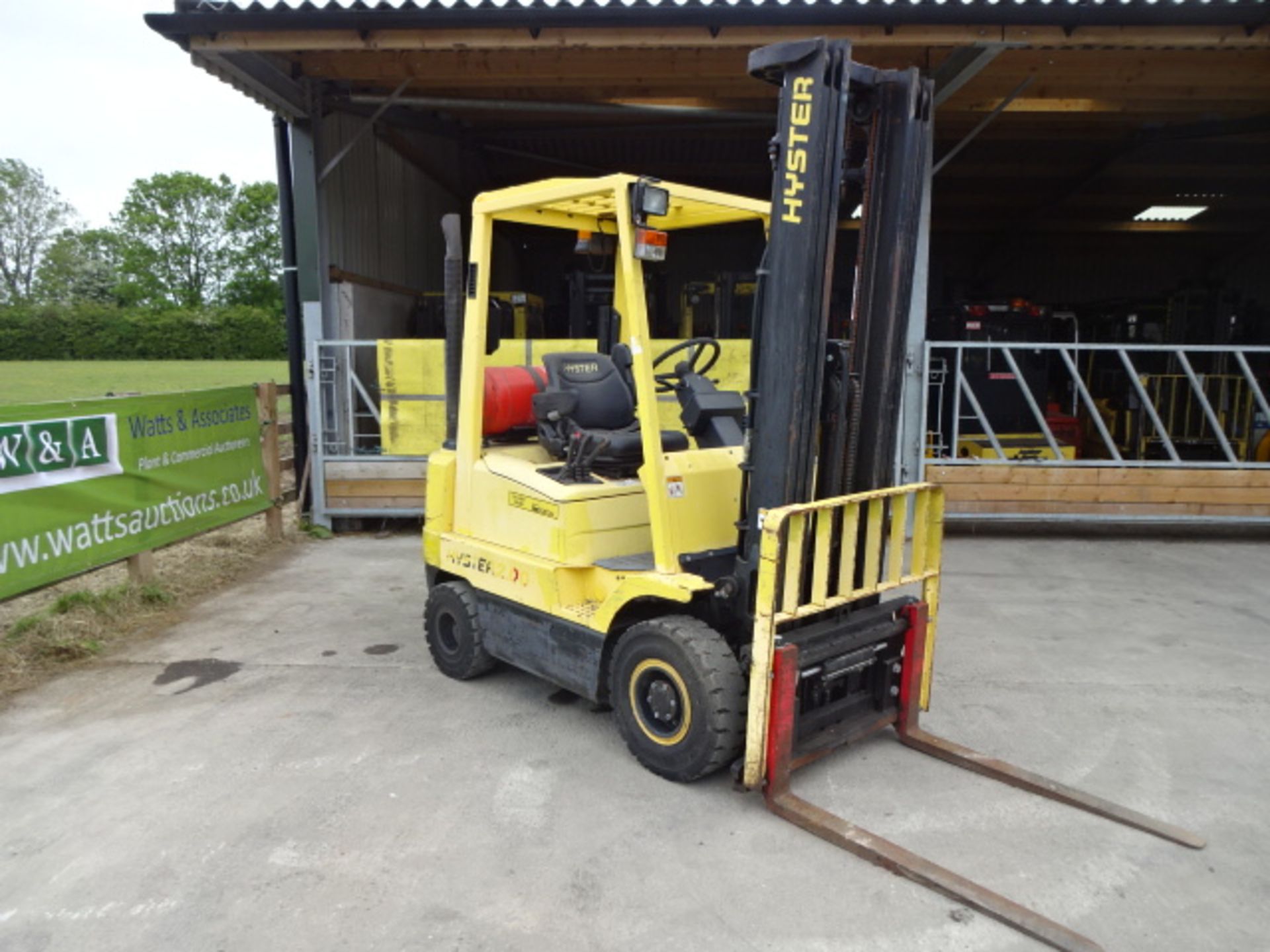 2001 HYSTER H2.00XMS 2t gas driven forklift truck S/n: E001B01770Y with triplex free-lift mast &