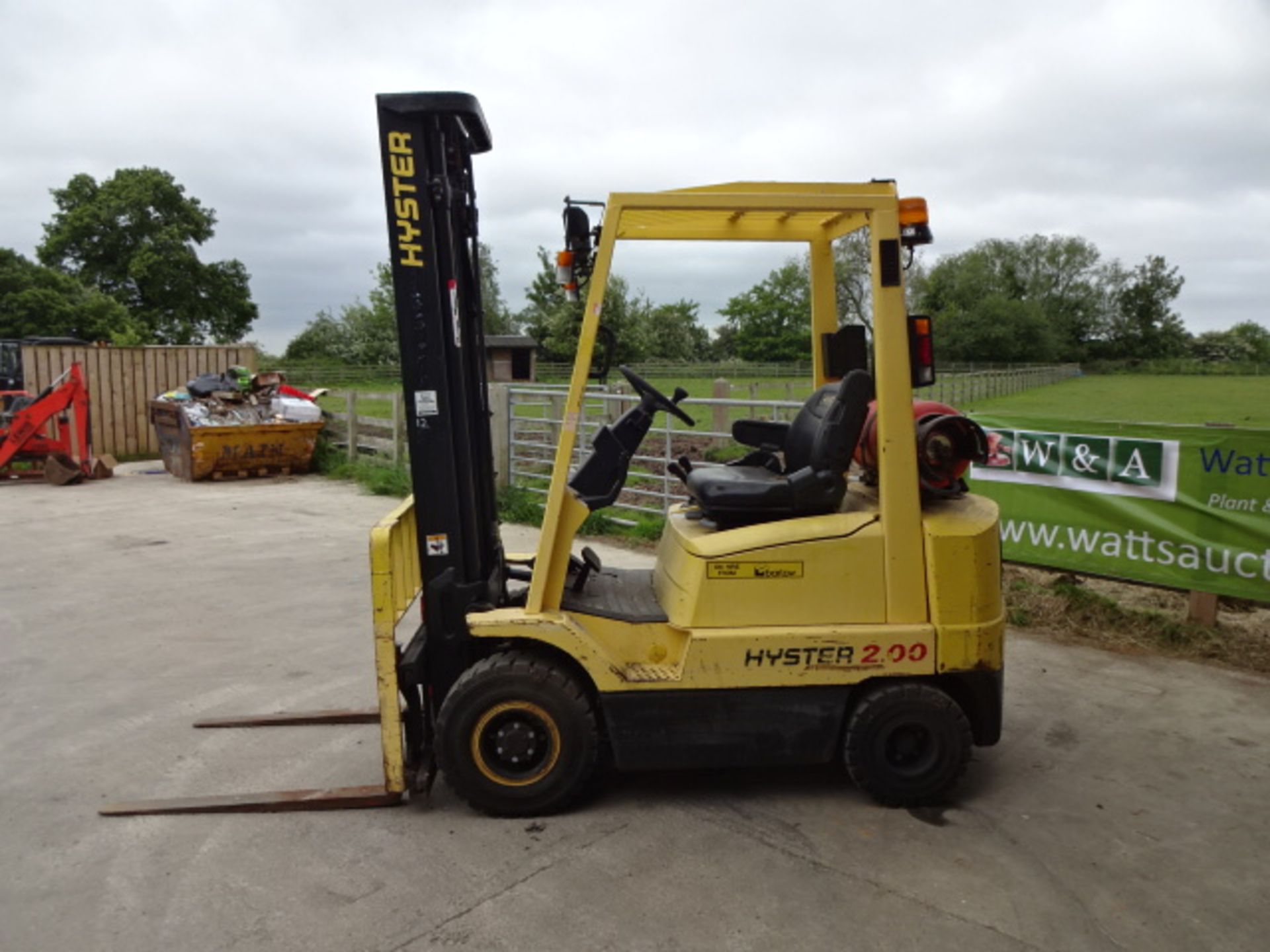 2001 HYSTER H2.00XMS 2t gas driven forklift truck S/n: E001B01770Y with triplex free-lift mast & - Image 4 of 9