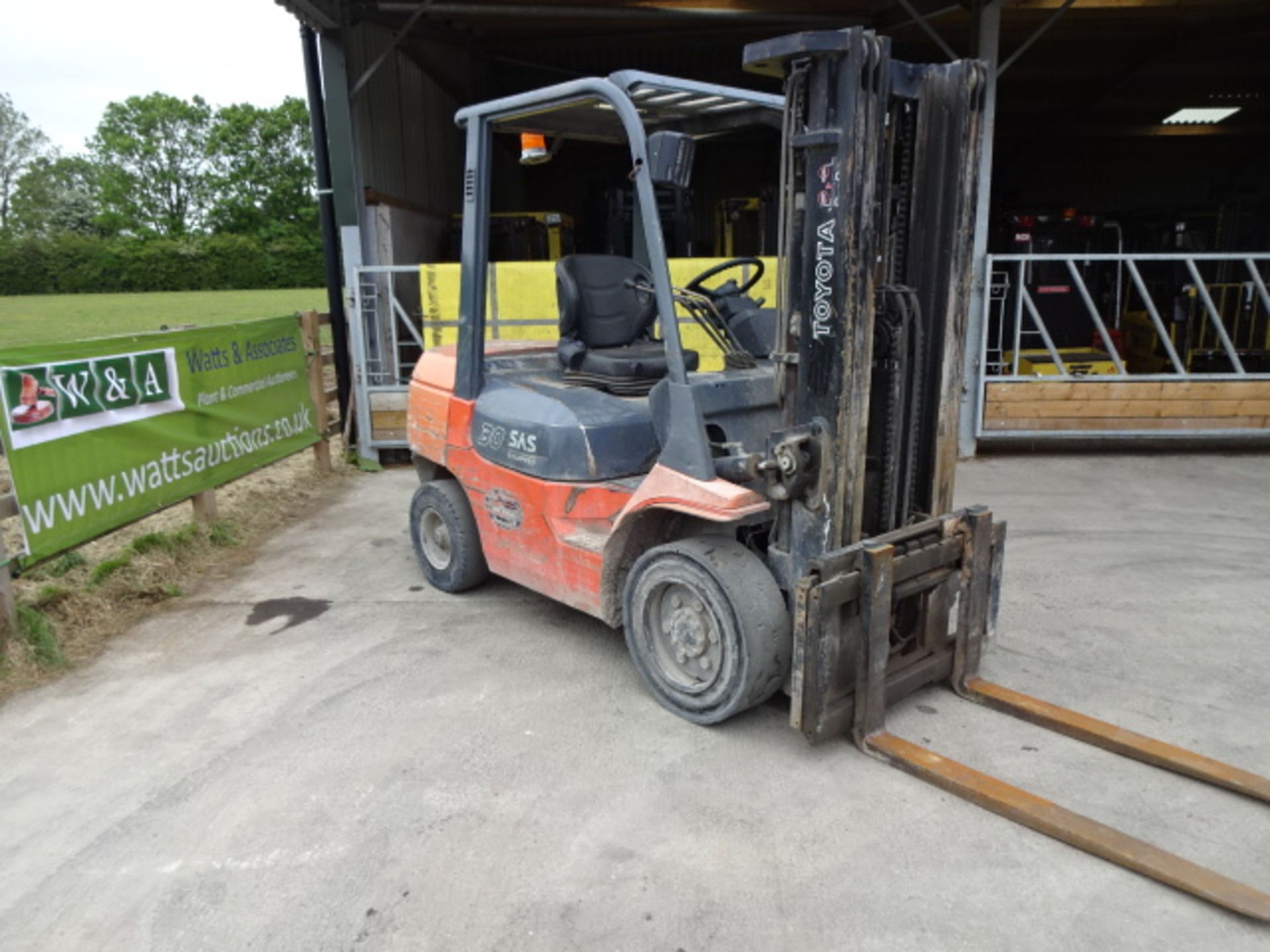 2005 TOYOTA 7FDF30 3t diesel driven forklift truck S/n: E13086 with triplex free-lift mast & side-