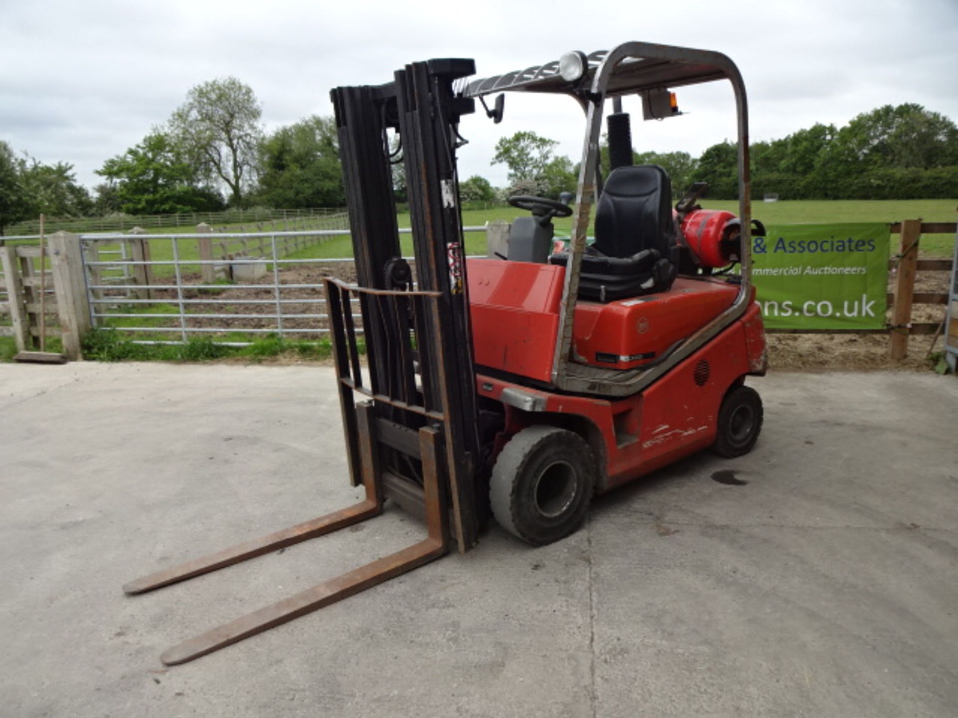 2004 BT CARGO CBG20 2t gas driven forklift truck S/n: CE249549 with triplex free-lift mast & side- - Image 3 of 8