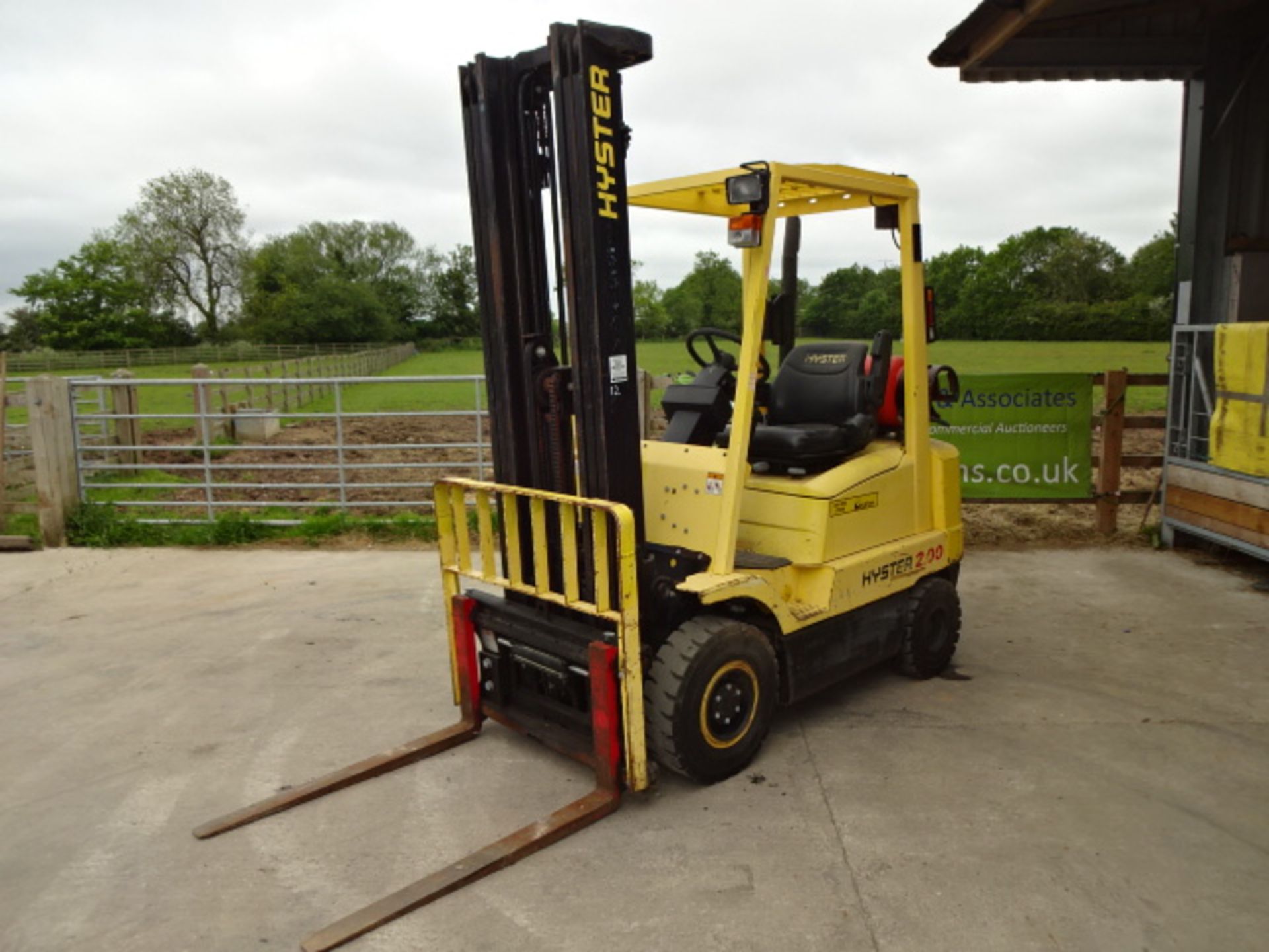 2001 HYSTER H2.00XMS 2t gas driven forklift truck S/n: E001B01770Y with triplex free-lift mast & - Image 3 of 9