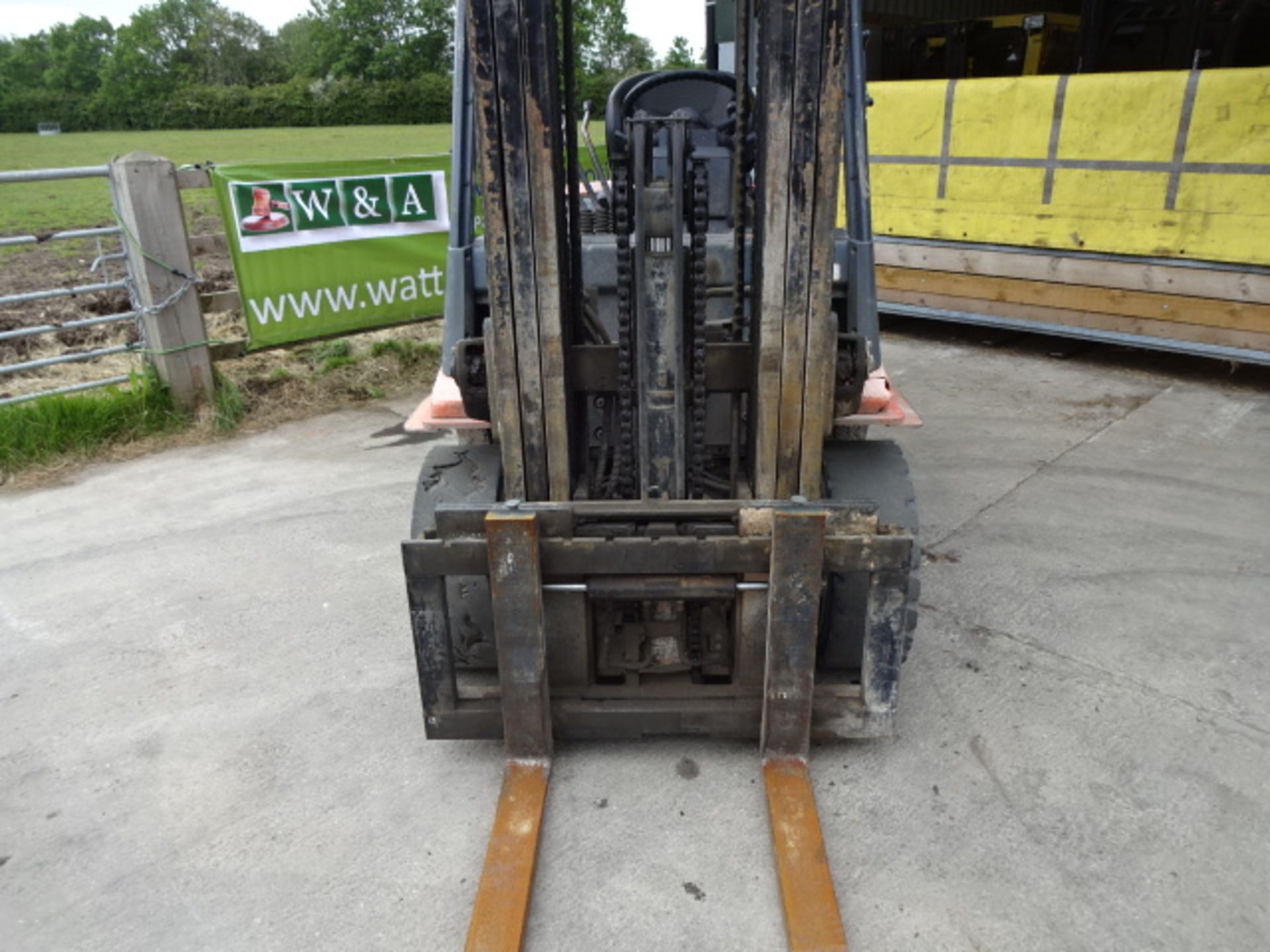 2005 TOYOTA 7FDF30 3t diesel driven forklift truck S/n: E13086 with triplex free-lift mast & side- - Image 2 of 8