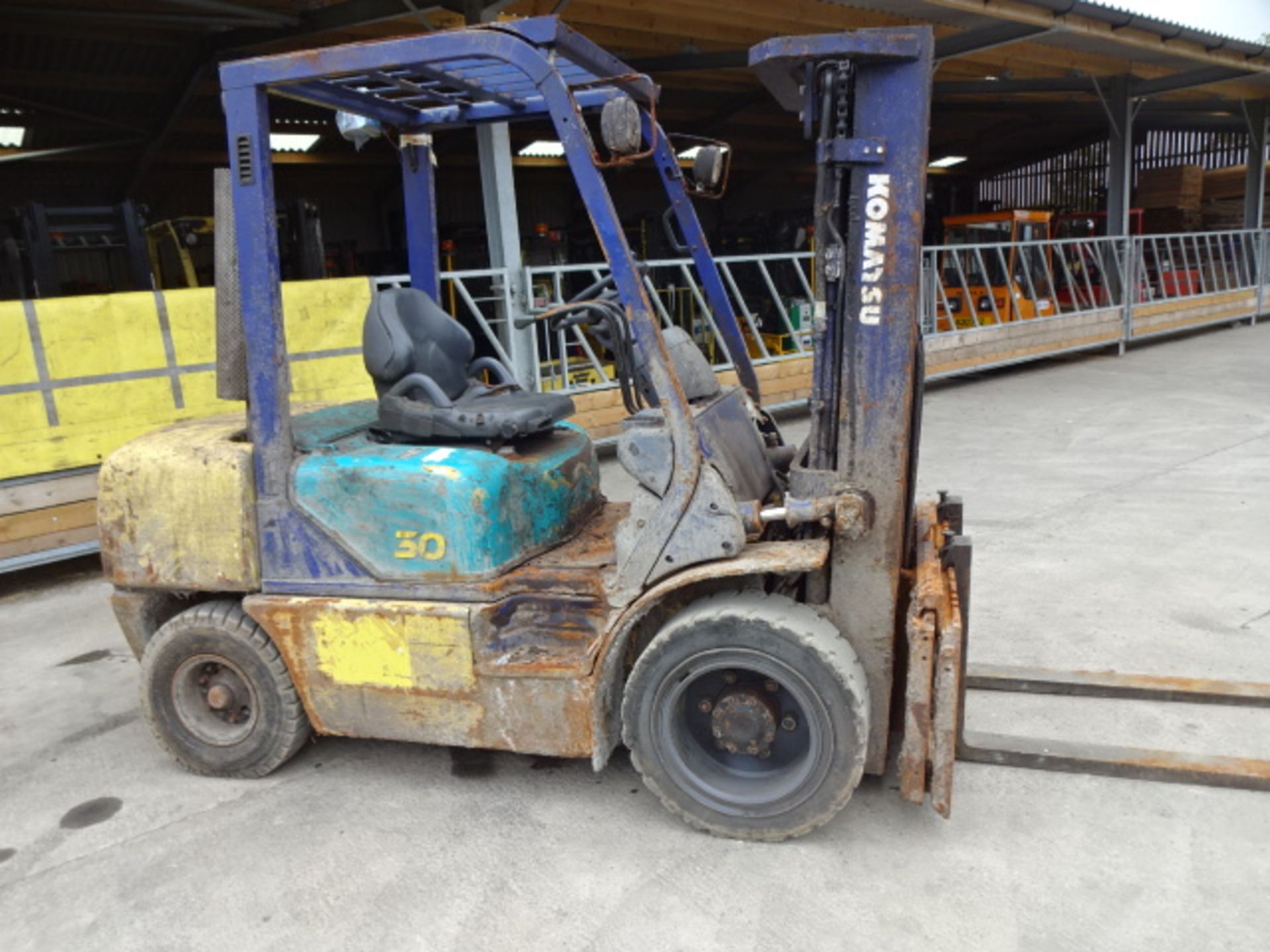 2004 KOMATSU FD30 3t diesel driven forklift truck S/n: 551651R with triplex free-lift mast & side- - Image 7 of 9