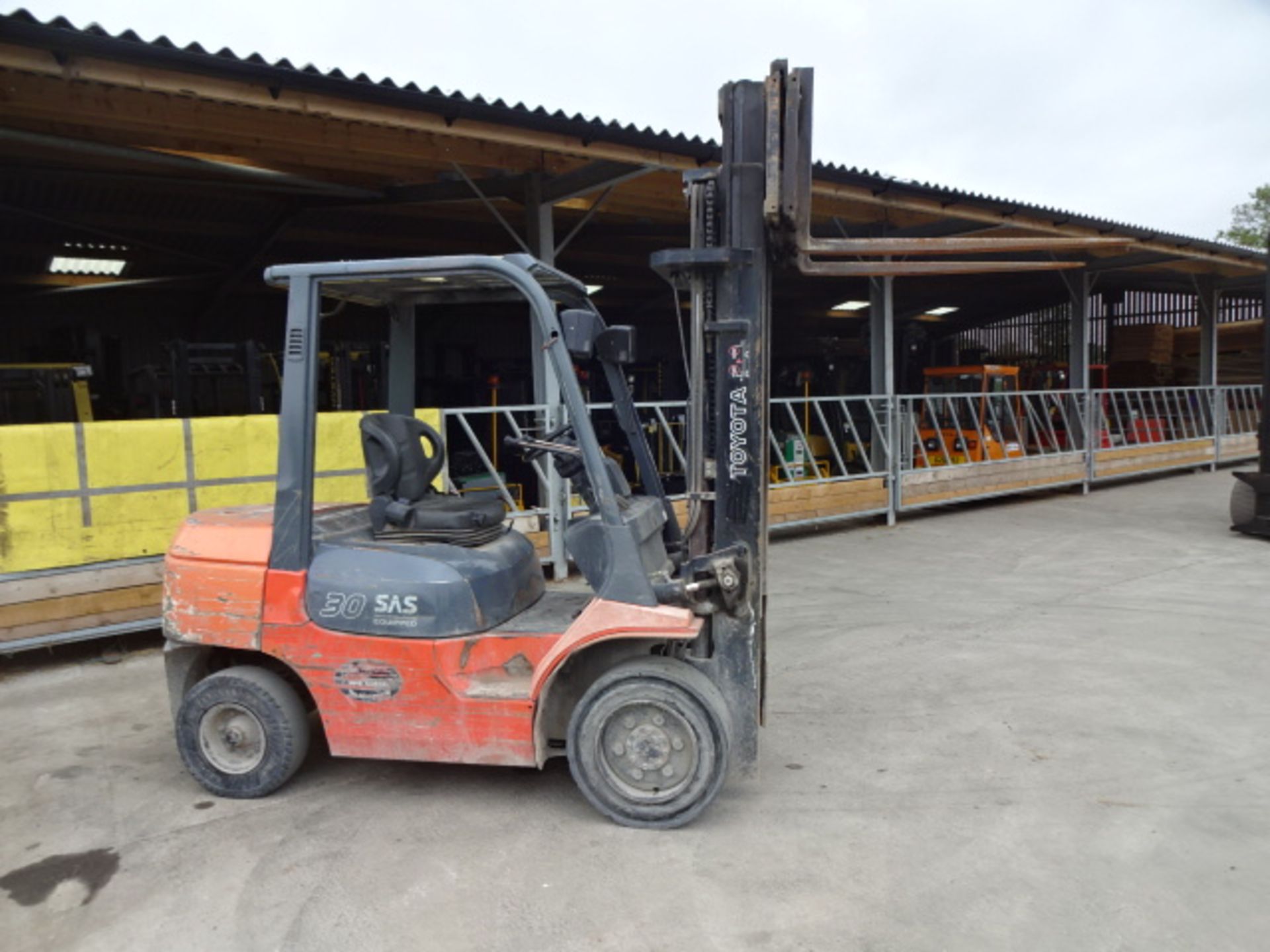 2005 TOYOTA 7FDF30 3t diesel driven forklift truck S/n: E13086 with triplex free-lift mast & side- - Image 8 of 8