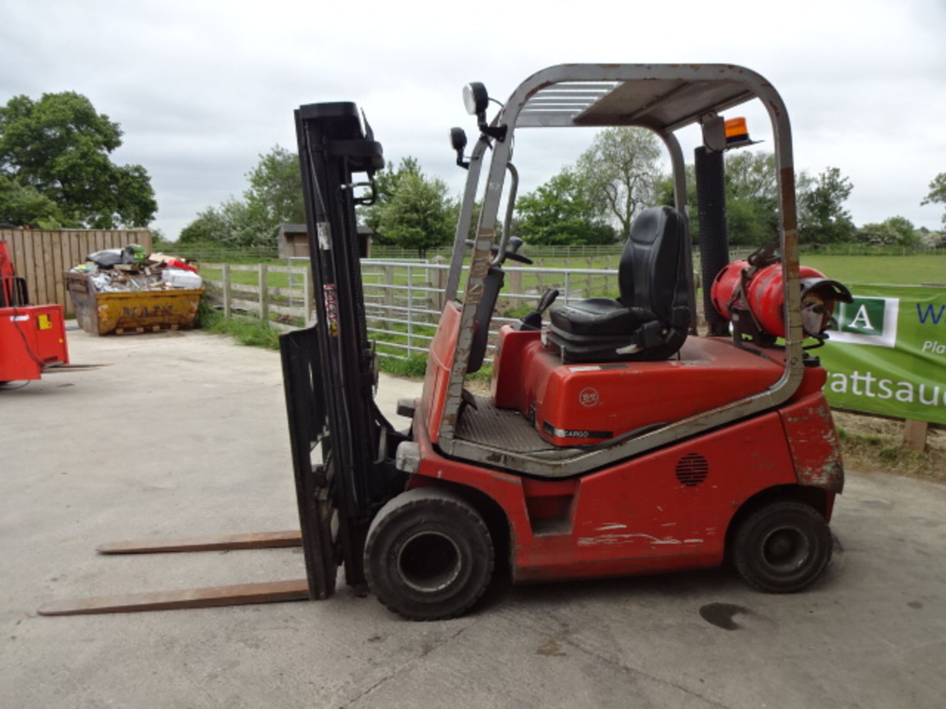 2004 BT CARGO CBG20 2t gas driven forklift truck S/n: CE249549 with triplex free-lift mast & side- - Image 4 of 8