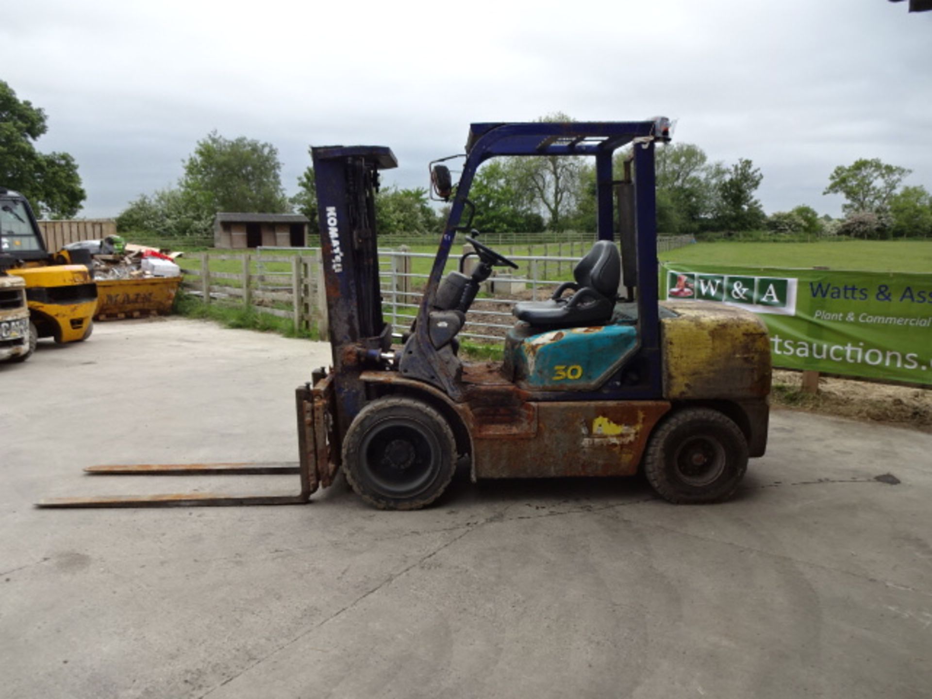 2004 KOMATSU FD30 3t diesel driven forklift truck S/n: 551651R with triplex free-lift mast & side- - Image 4 of 9