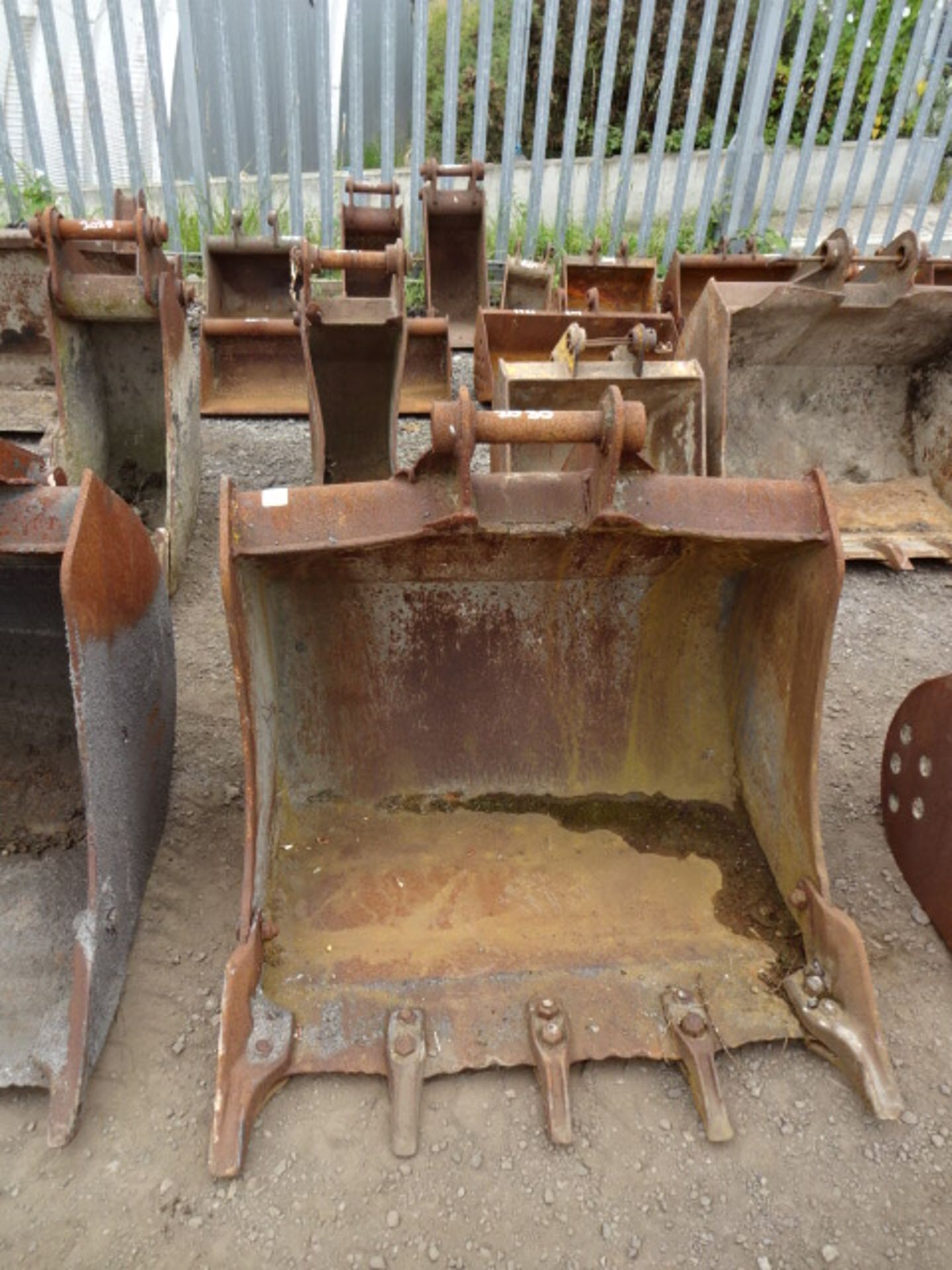 36'' digging bucket with teeth (45mm pins)