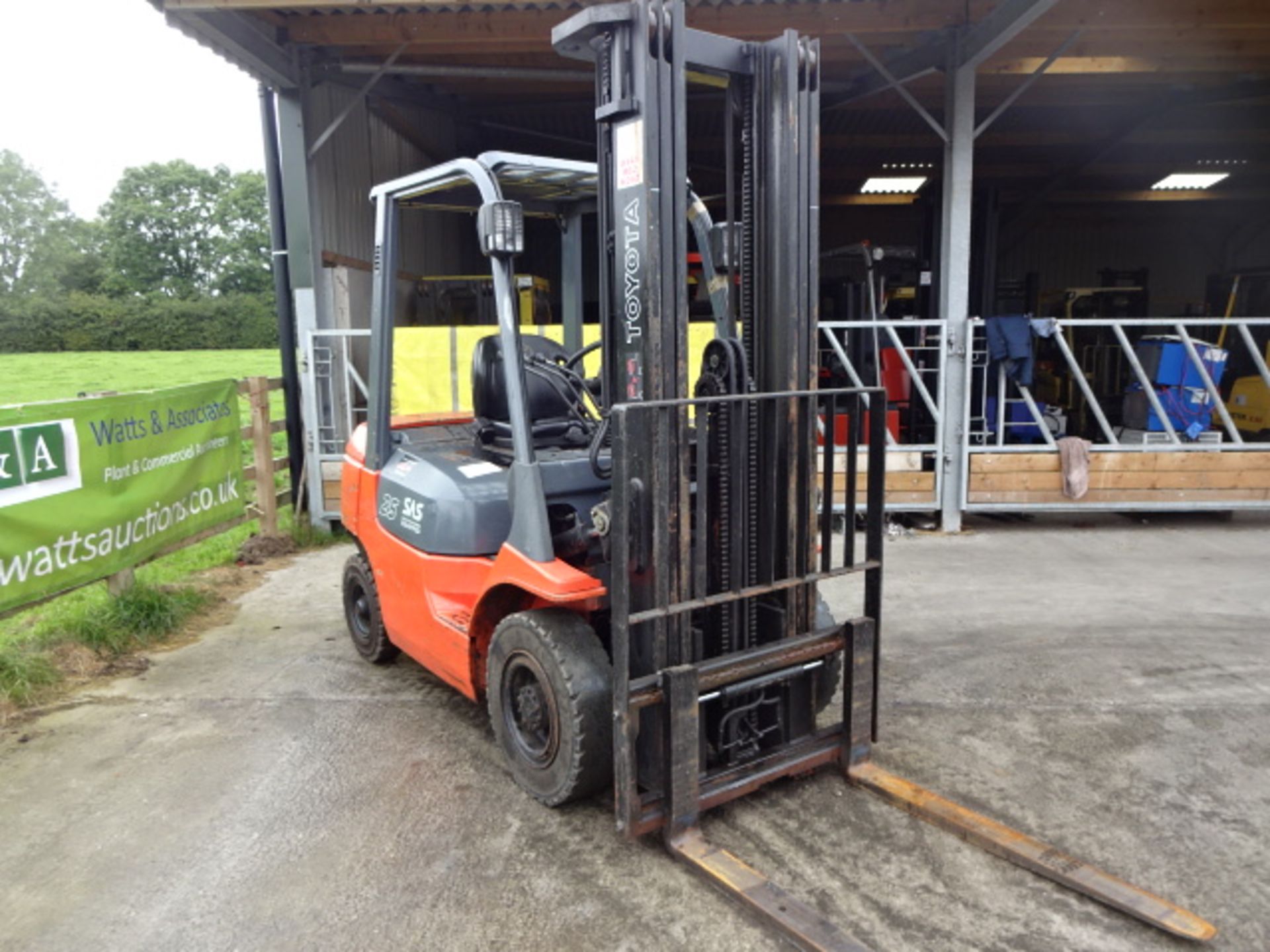 2006 TOYOTA 7-FDF25 2.5t diesel driven forklift truck S/n: E11274 with triplex free-lift mast &