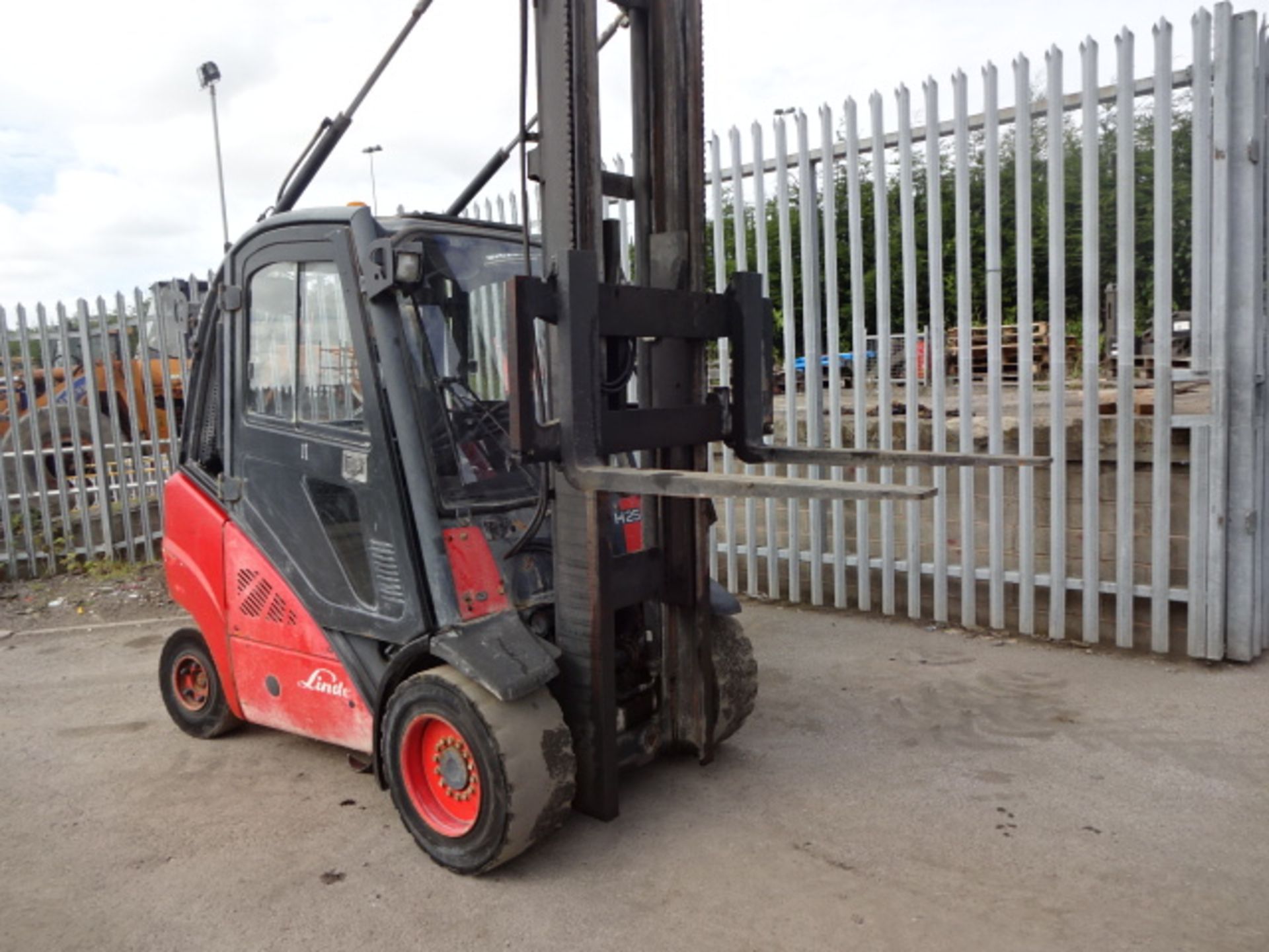 2007 LINDE H25 2.5t diesel driven forklift truck (s/n H2X393004650) with full cab & duplex mast ( - Image 7 of 7