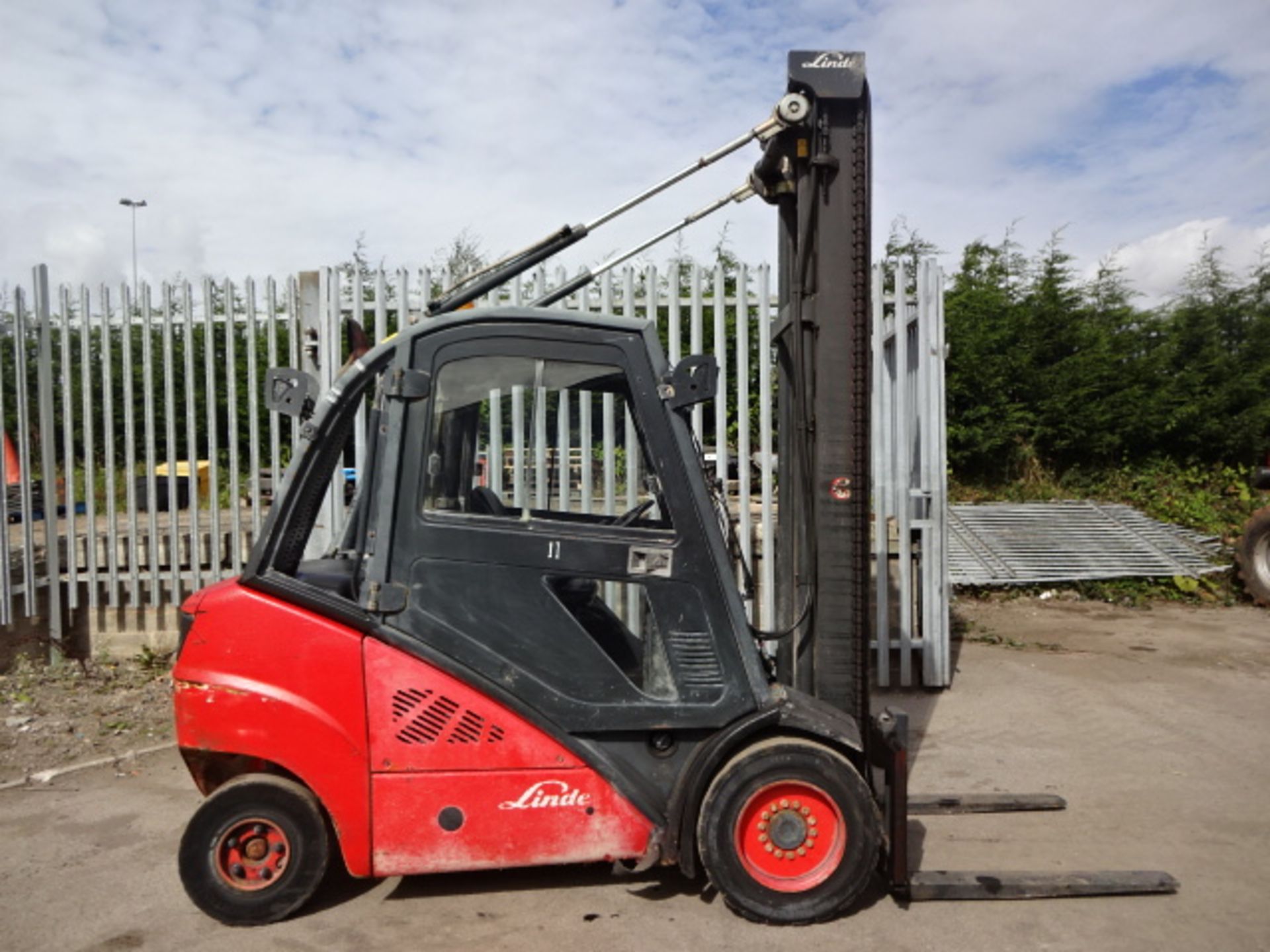 2007 LINDE H25 2.5t diesel driven forklift truck (s/n H2X393004650) with full cab & duplex mast ( - Image 2 of 7