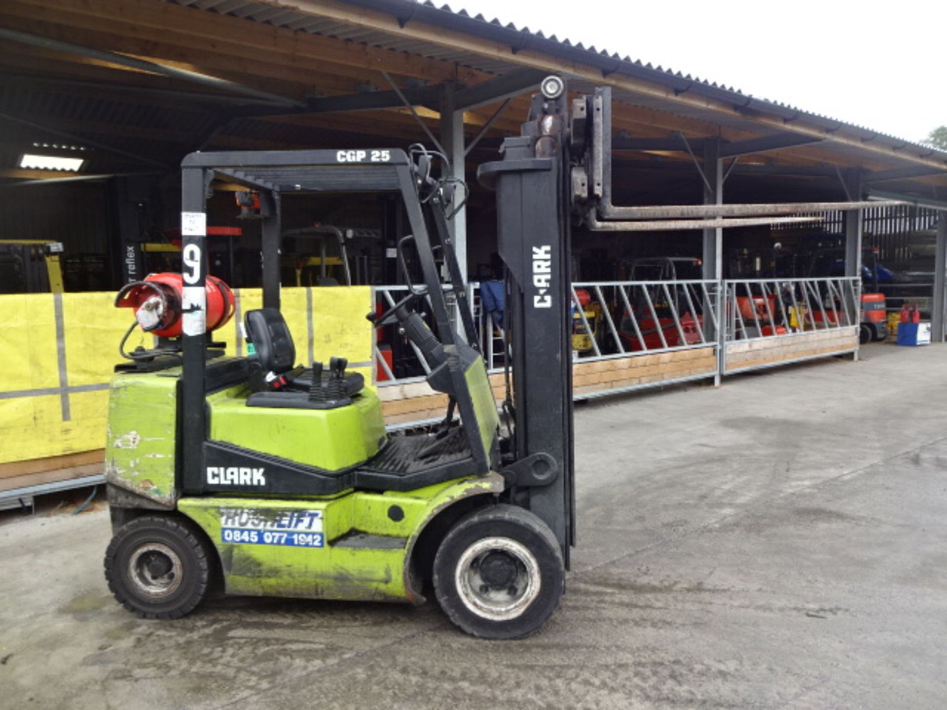 2002 CLARK CGP25 2.5t gas driven forklift truck S/n: 00899614 with triplex free-lift mast & side- - Image 9 of 10