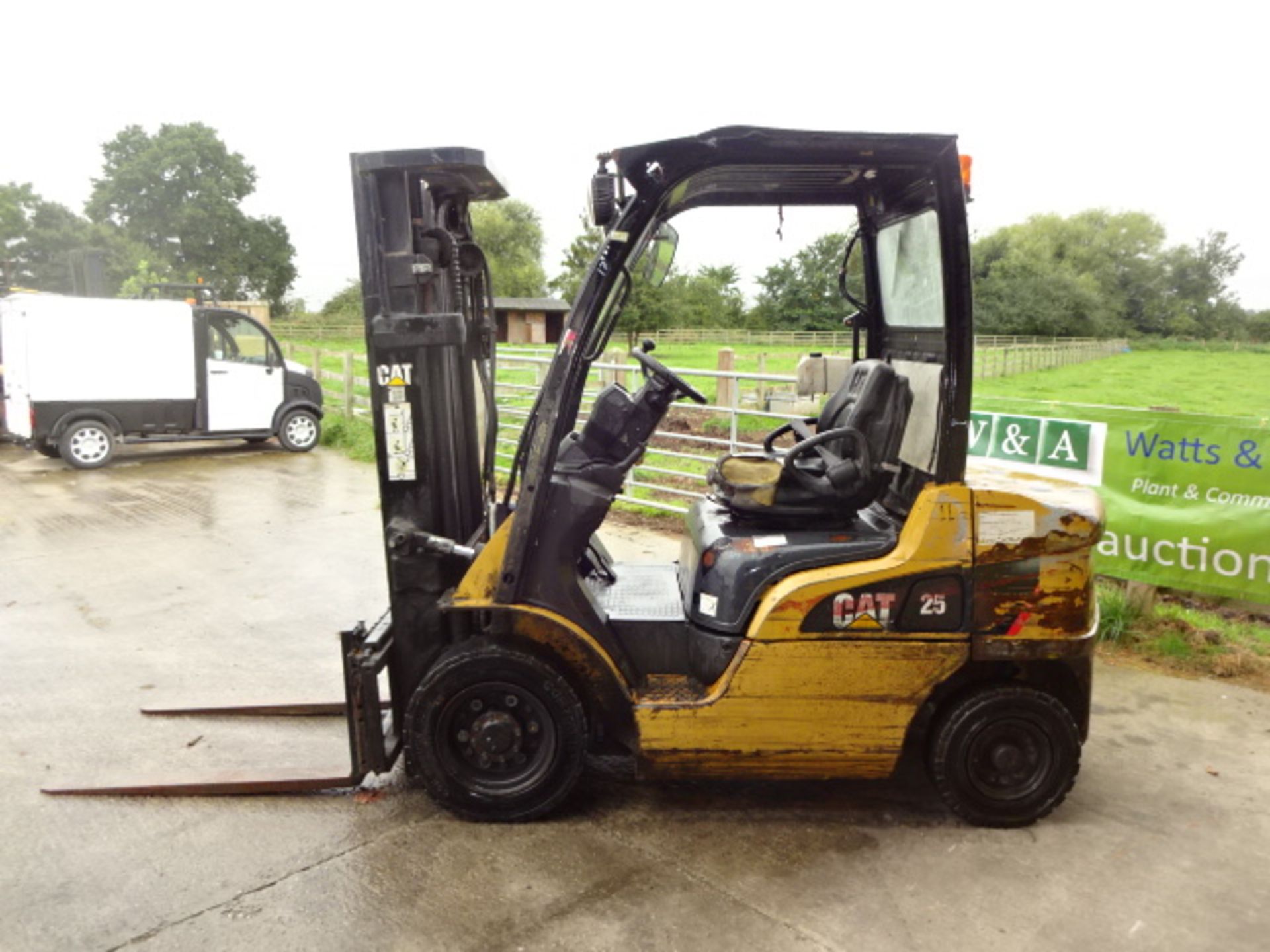 2010 CATERPILLAR DP25N 2.5t diesel driven forklift truck S/n: ET18C55123 with triplex free-lift mast - Image 4 of 9