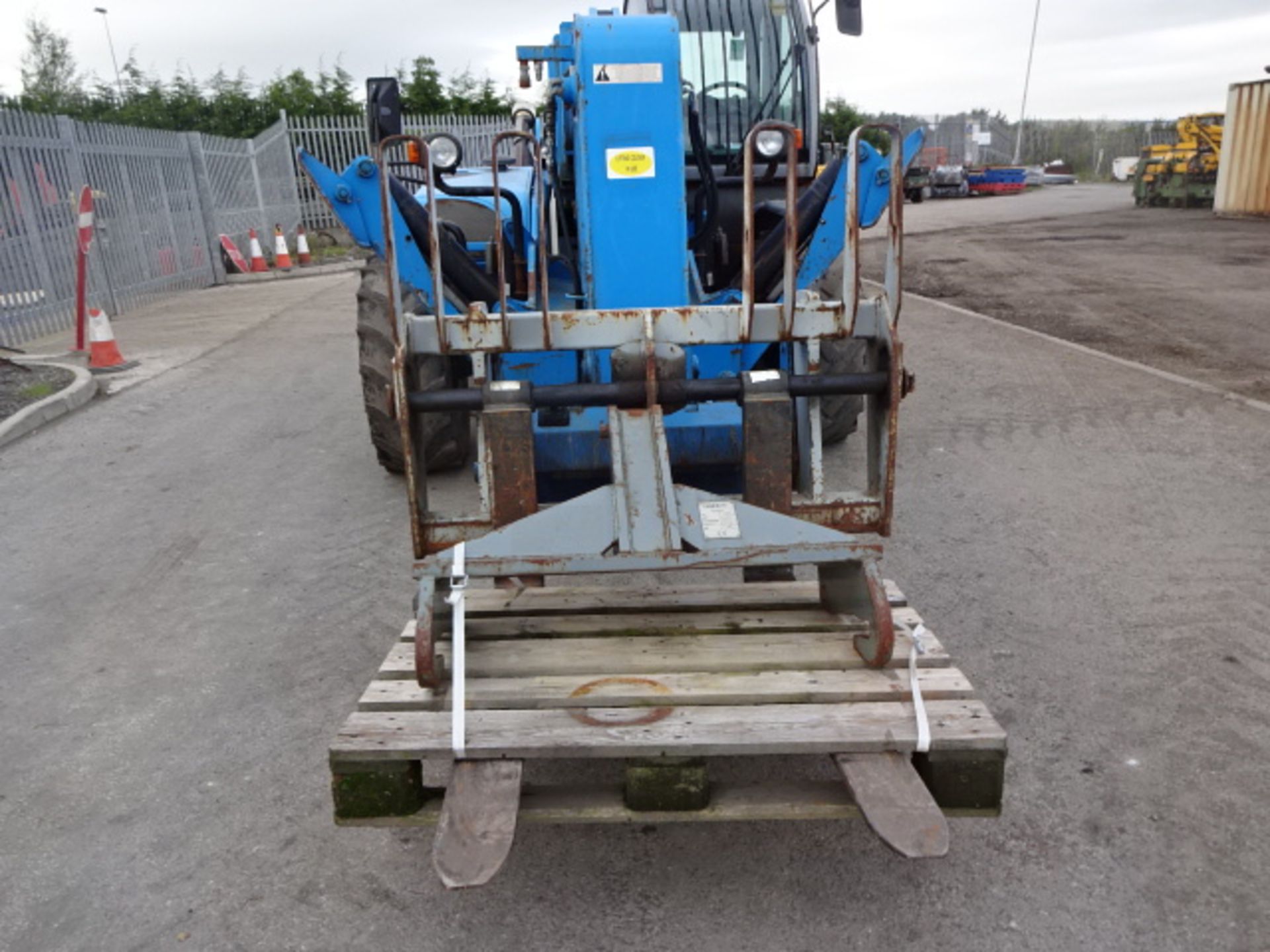 2007 GENIE GTH40-17 Turbo 17m telescopic handler (s/n 18639) (1,500 recorded hours) with sway & - Image 8 of 11