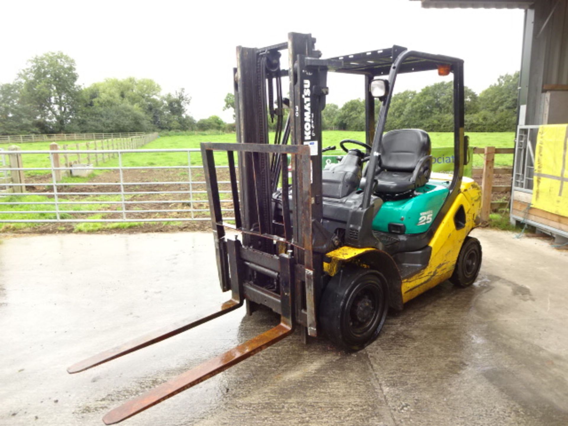 2008 KOMATSU FD25T-16R 2.5t diesel driven forklift truck S/n: 703823R with duplex mast & side- - Image 3 of 9