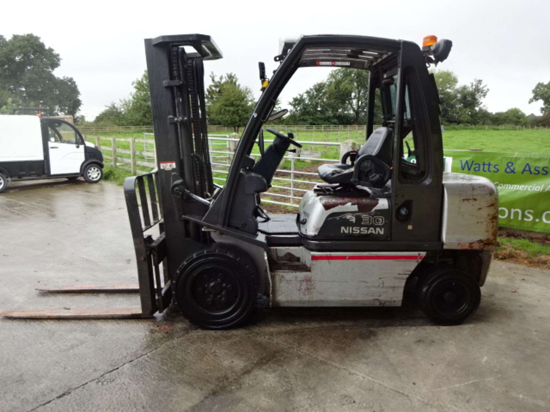 2008 NISSAN FGDO2 A300 3t gas driven forklift truck S/n: FDG02E707386 with triplex free-lift - Image 4 of 8