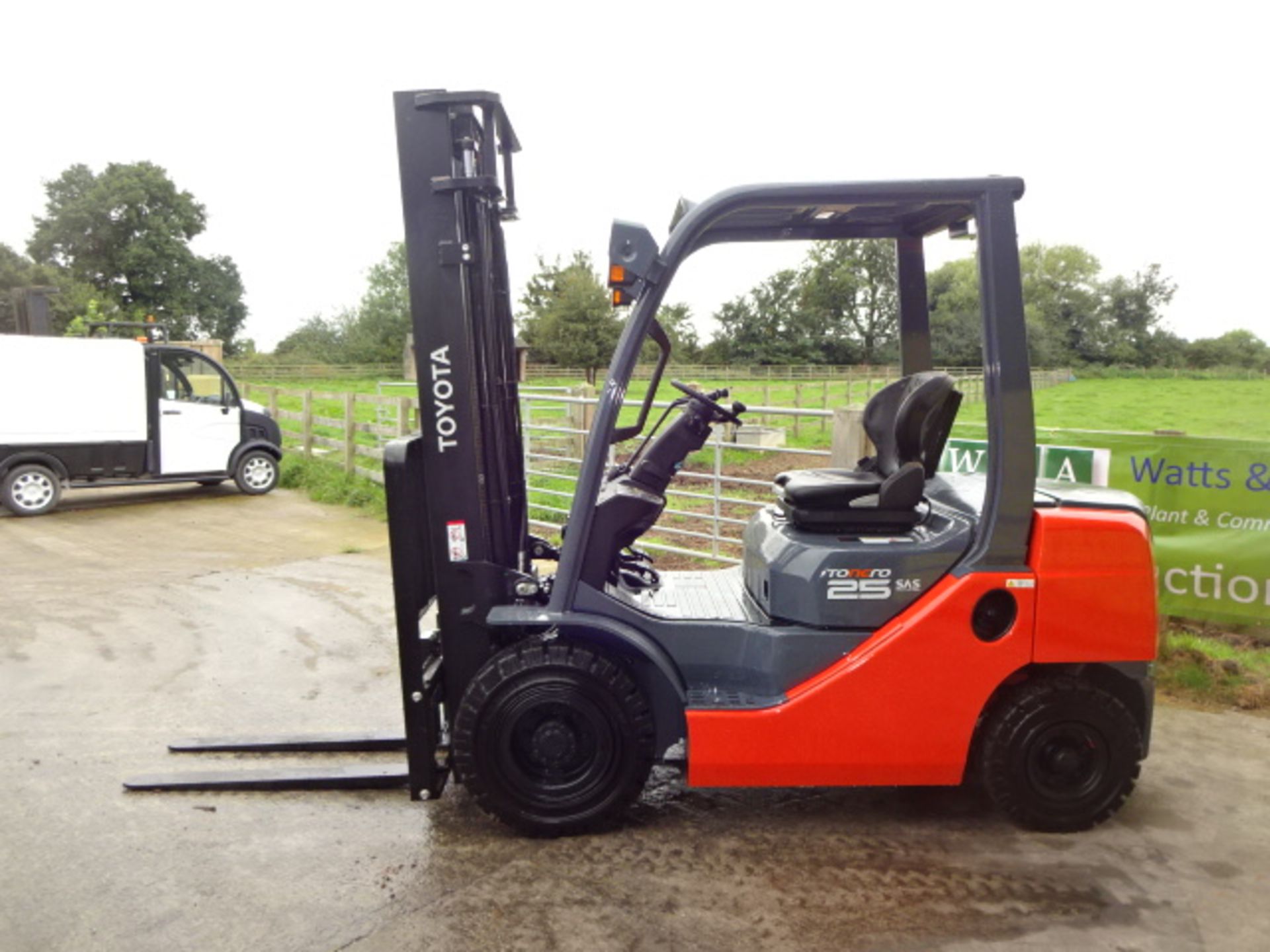 2015 TOYOTA 8-FDF25 2.5t diesel driven forklift truck S/n: E60110 with duplex mast & side-shift (2 - Image 4 of 8