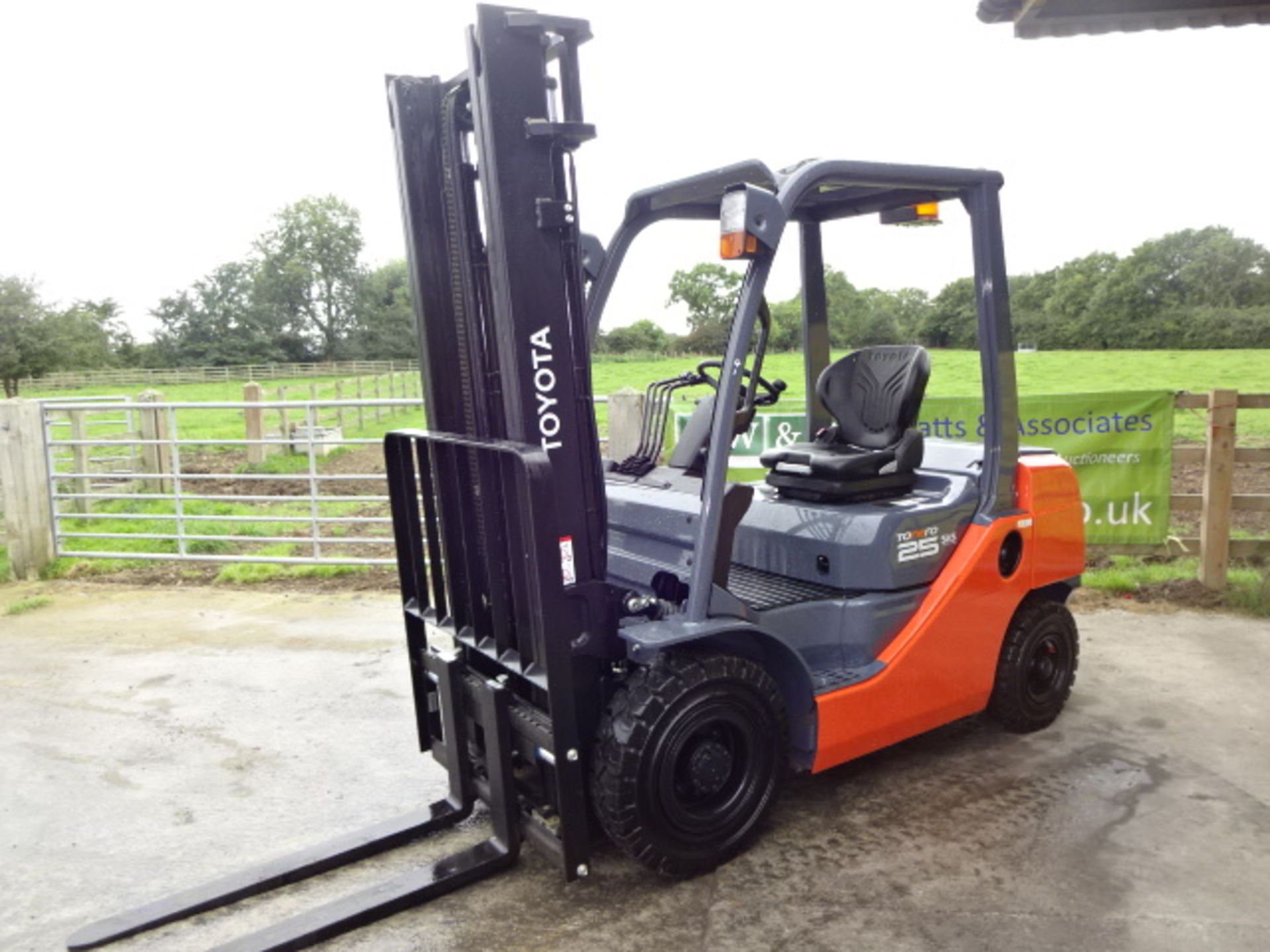 2015 TOYOTA 8-FDF25 2.5t diesel driven forklift truck S/n: E60110 with duplex mast & side-shift (2 - Image 3 of 8