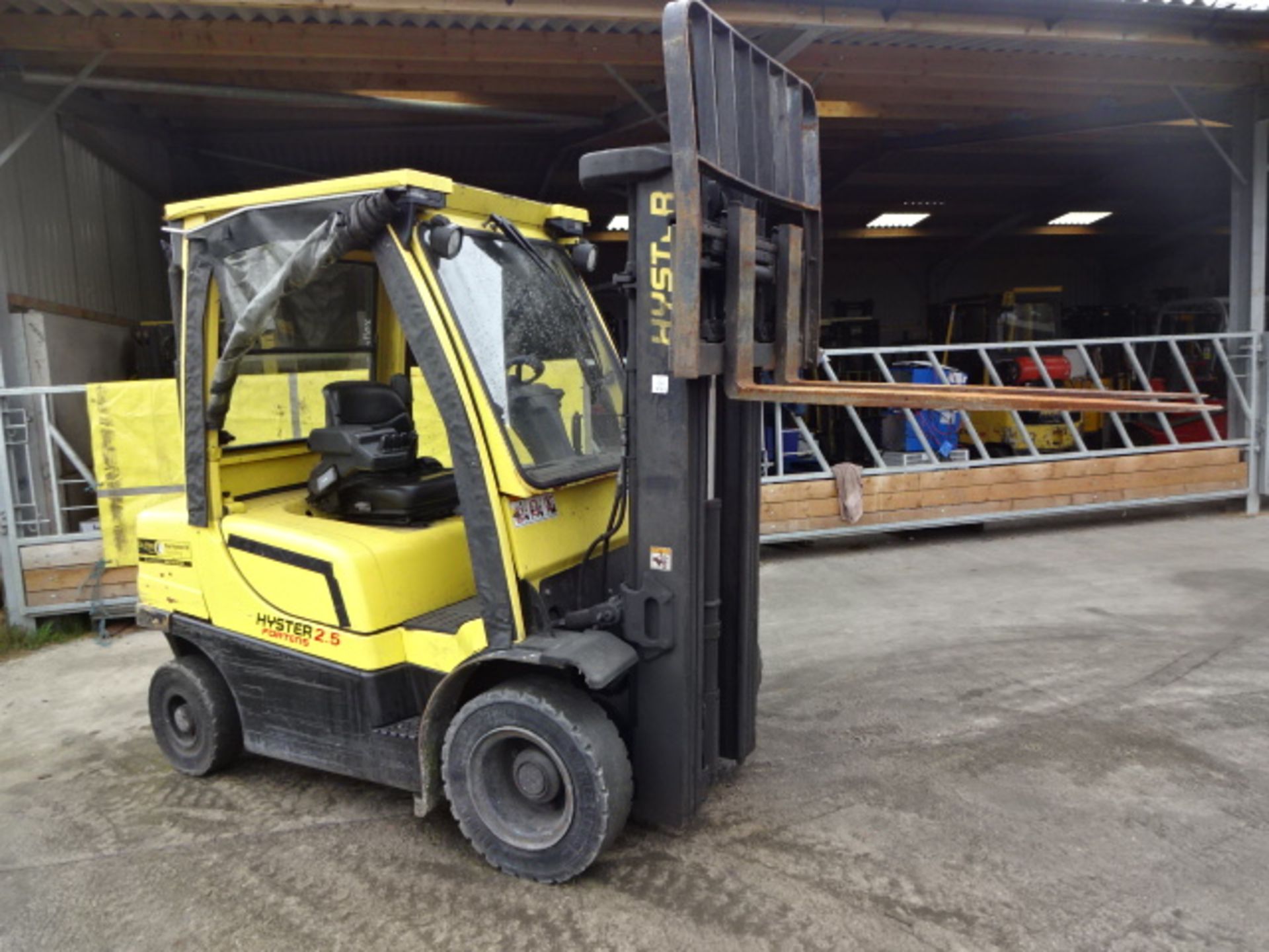 2008 HYSTER H2.5FT 2.5t diesel driven forklift truck S/n: L177B27822F with triplex free-lift mast, - Image 6 of 7