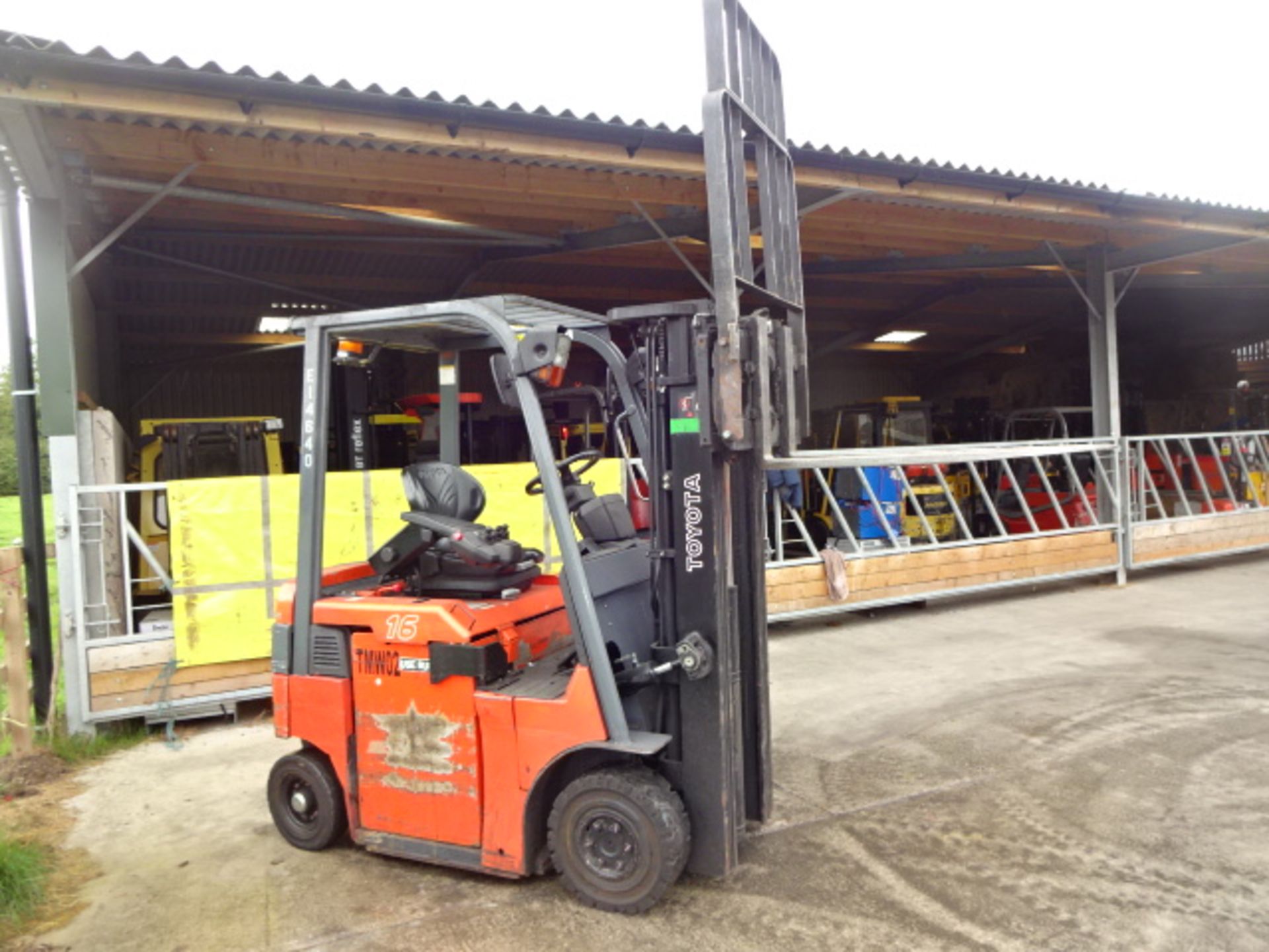 2010 TOYOTA 7-FBMF16 1.6t battery driven forklift truck S/n: E14640 with triplex free-lift, side- - Image 6 of 7