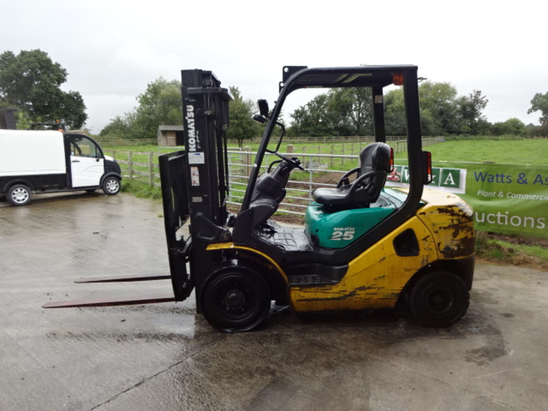 2008 KOMATSU FD25T-16R 2.5t diesel driven forklift truck S/n: 703823R with duplex mast & side- - Image 4 of 9